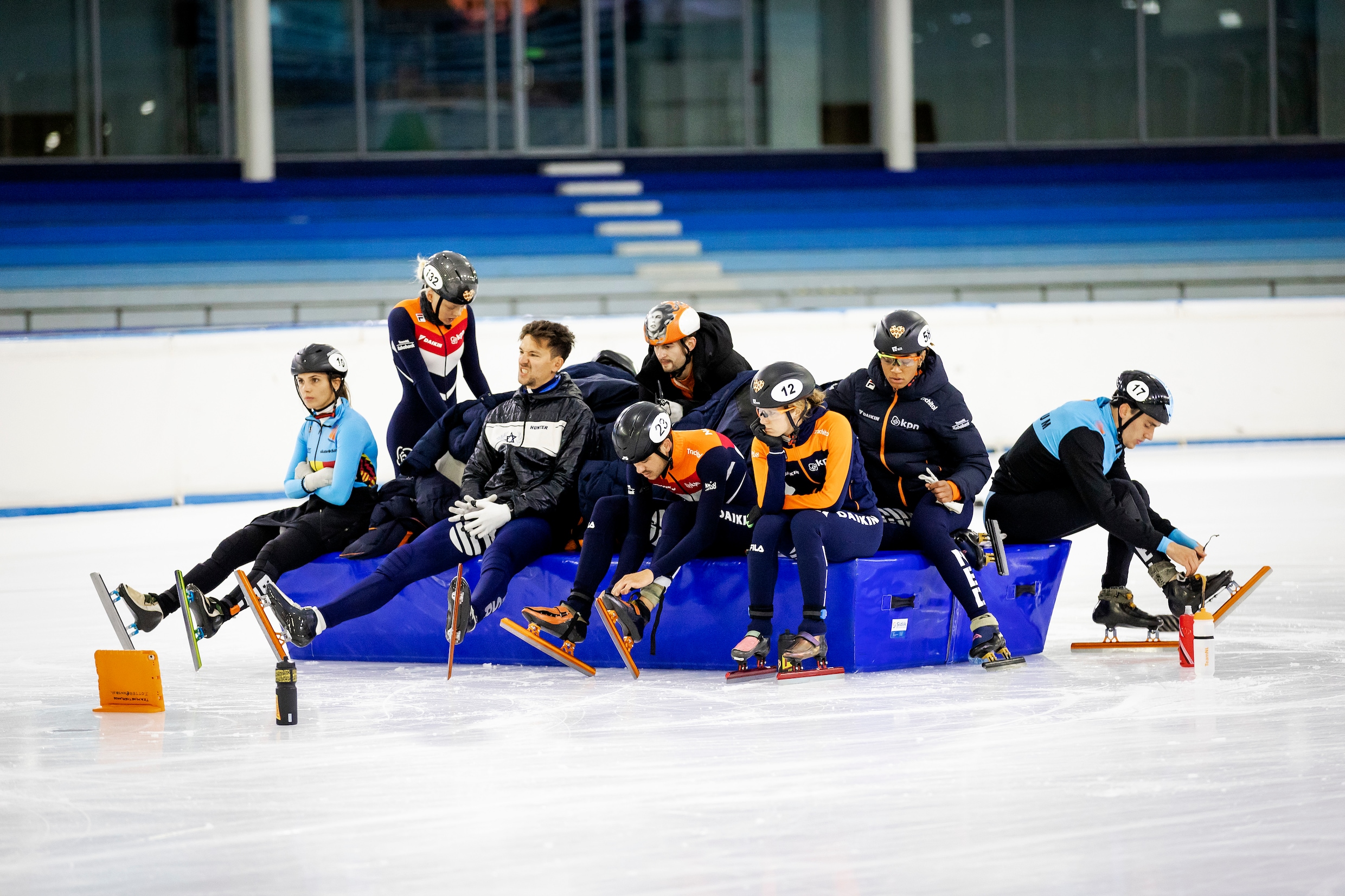 De shorttrackploeg rust even uit tijdens een training in het Thialfstadion in Heerenveen, zomer 2020.