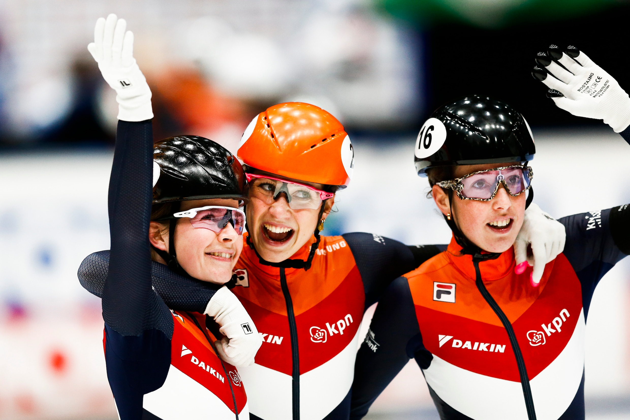 Lara van Ruijven (r), Yara van Kerkhof (l) en Suzanne Schulting juichen na het winnen van de 3000 meter relay bij de Europese kampioenschappen shorttrack in 2019.