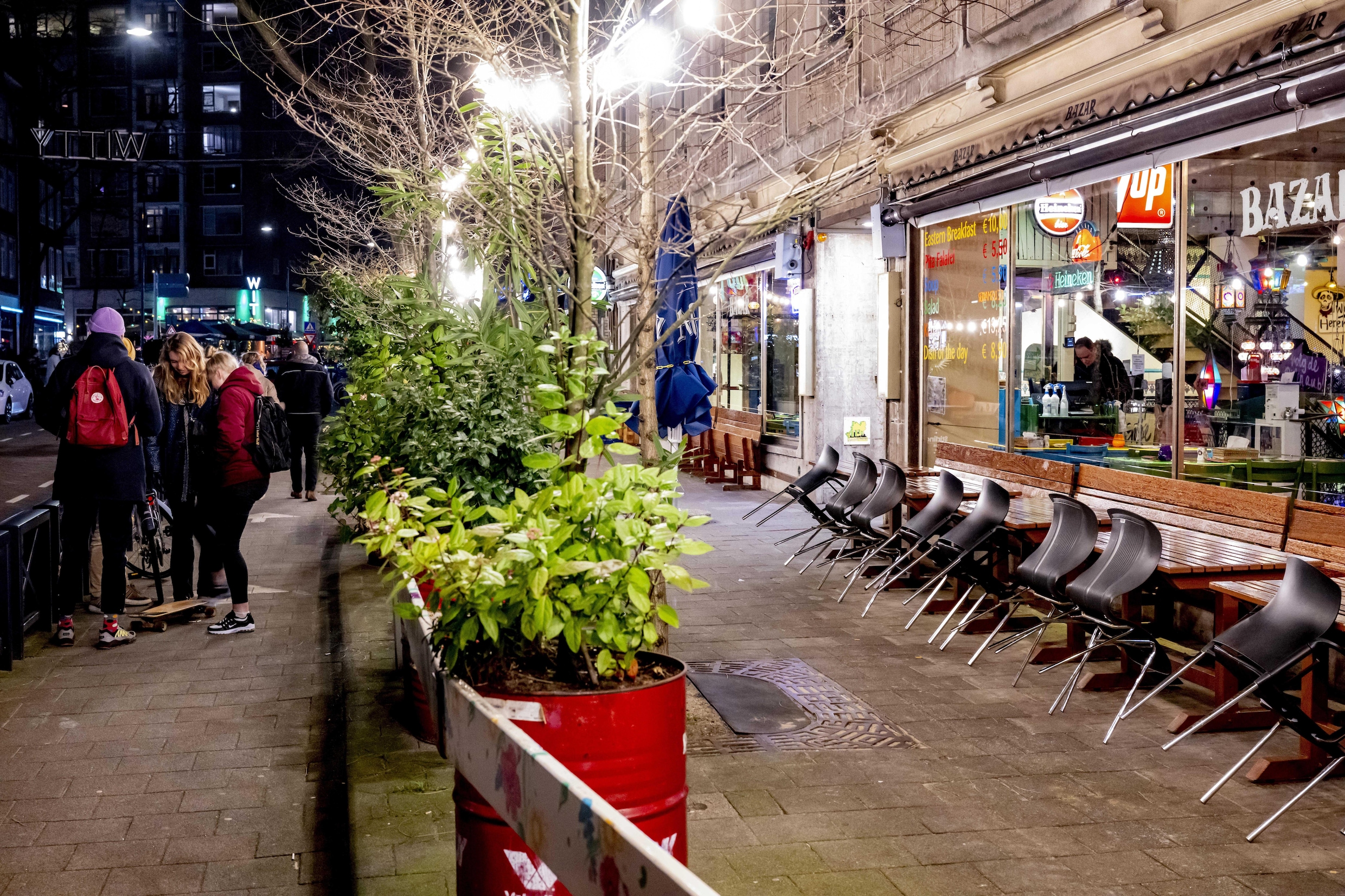 Uitgaanspubliek in de Witte de witstraat in Rotterdam. Het kabinet streeft ernaar dat er binnenkort een einde komt aan de meeste coronamaatregelen. 