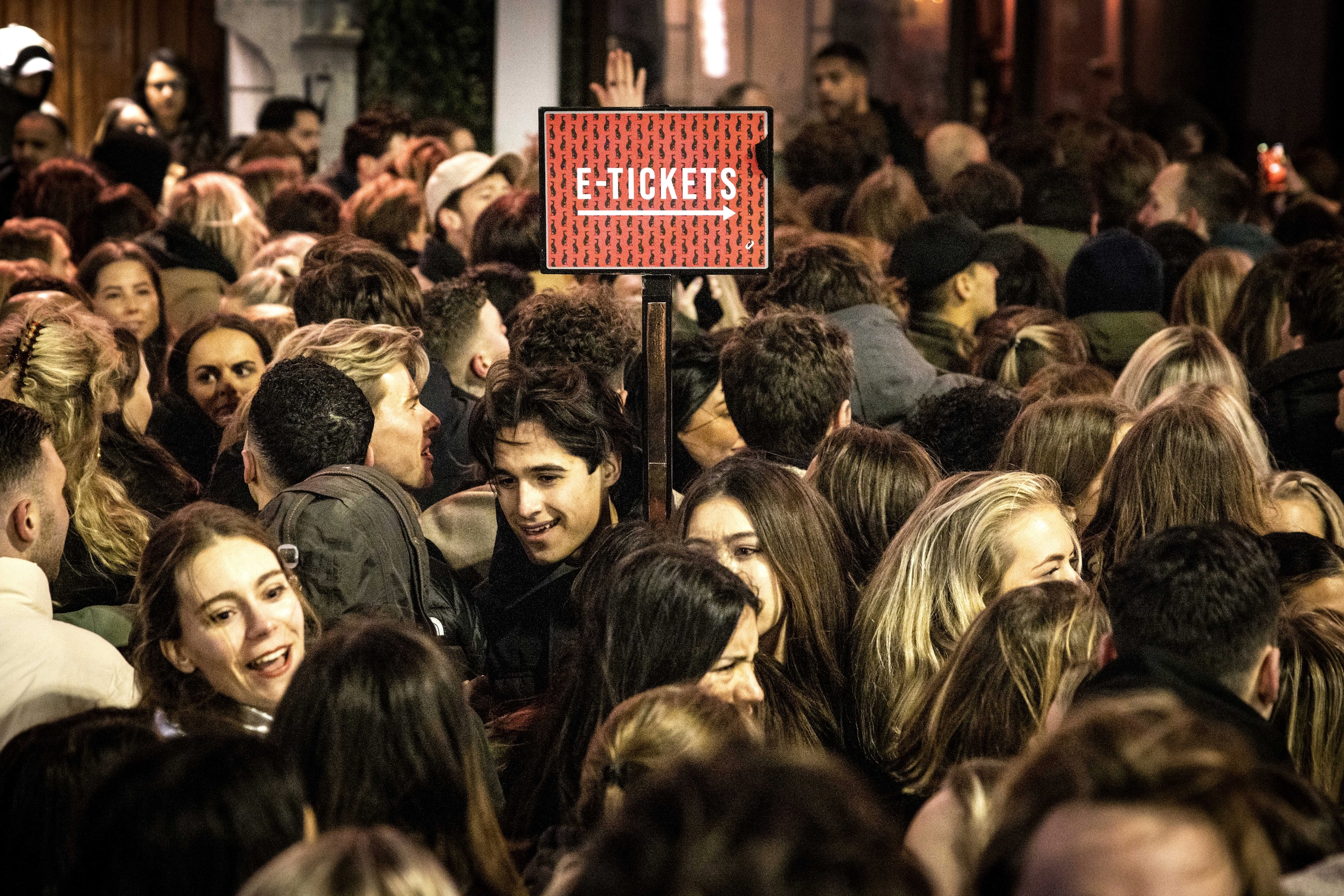 Uitgaanspubliek in de rij bij Escape tijdens de protestactie 'De Nacht staat op'. 