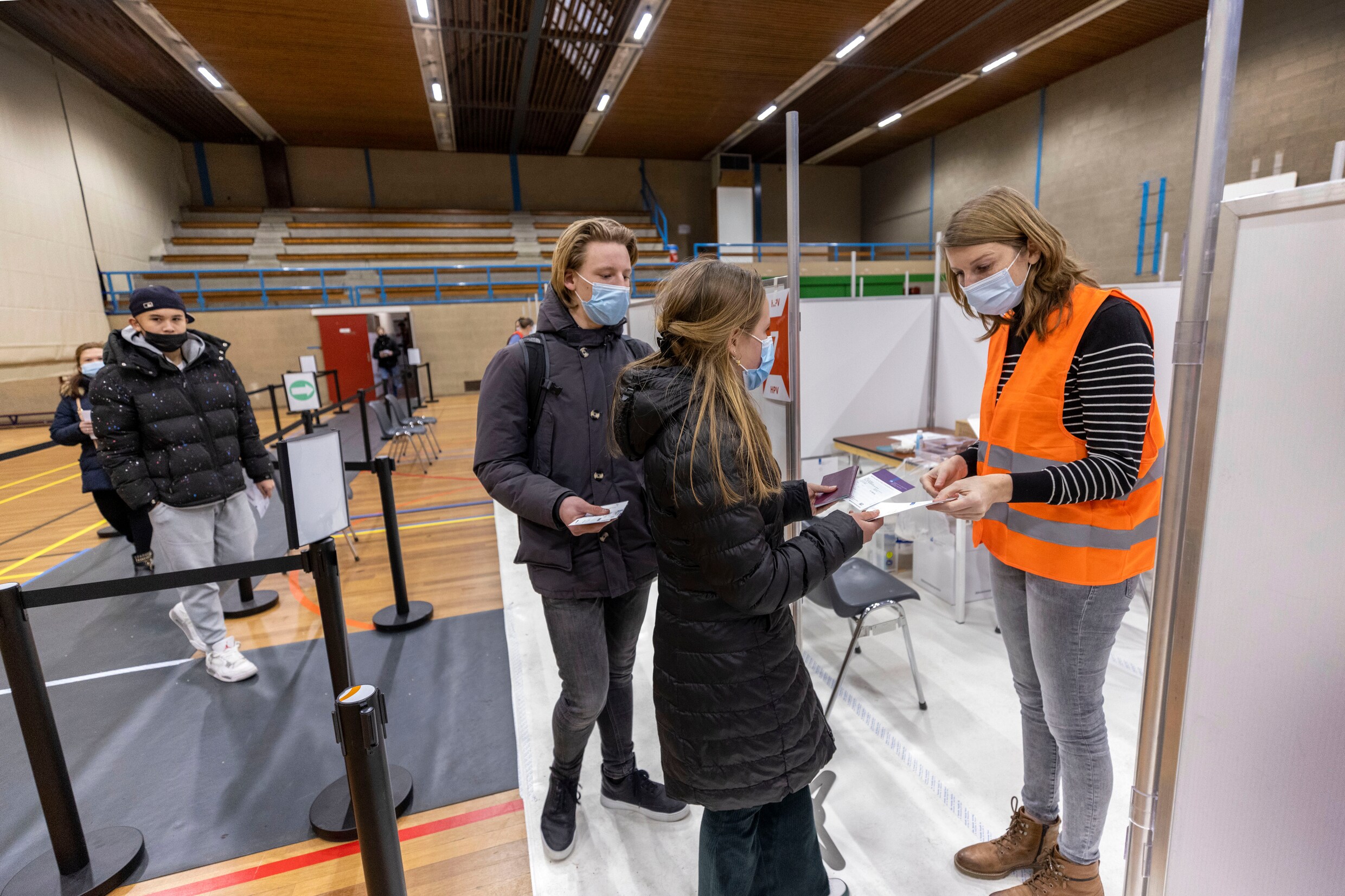Broer en zus Steijn en Florine bij de vaccinatielocatie in Alphen aan den Rijn.