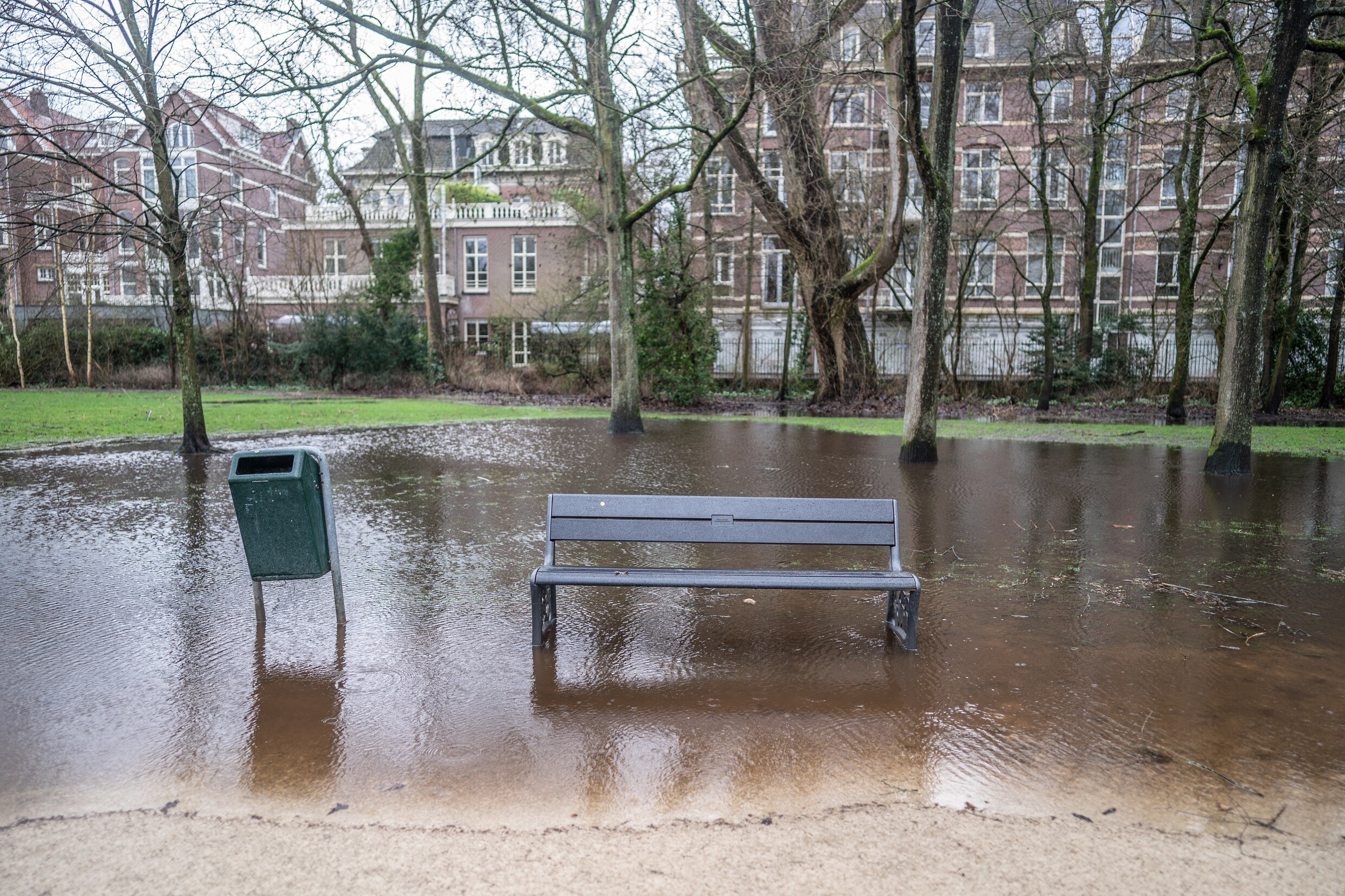 Het Amsterdamse Vondelpark, in de nasleep van storm Franklin.