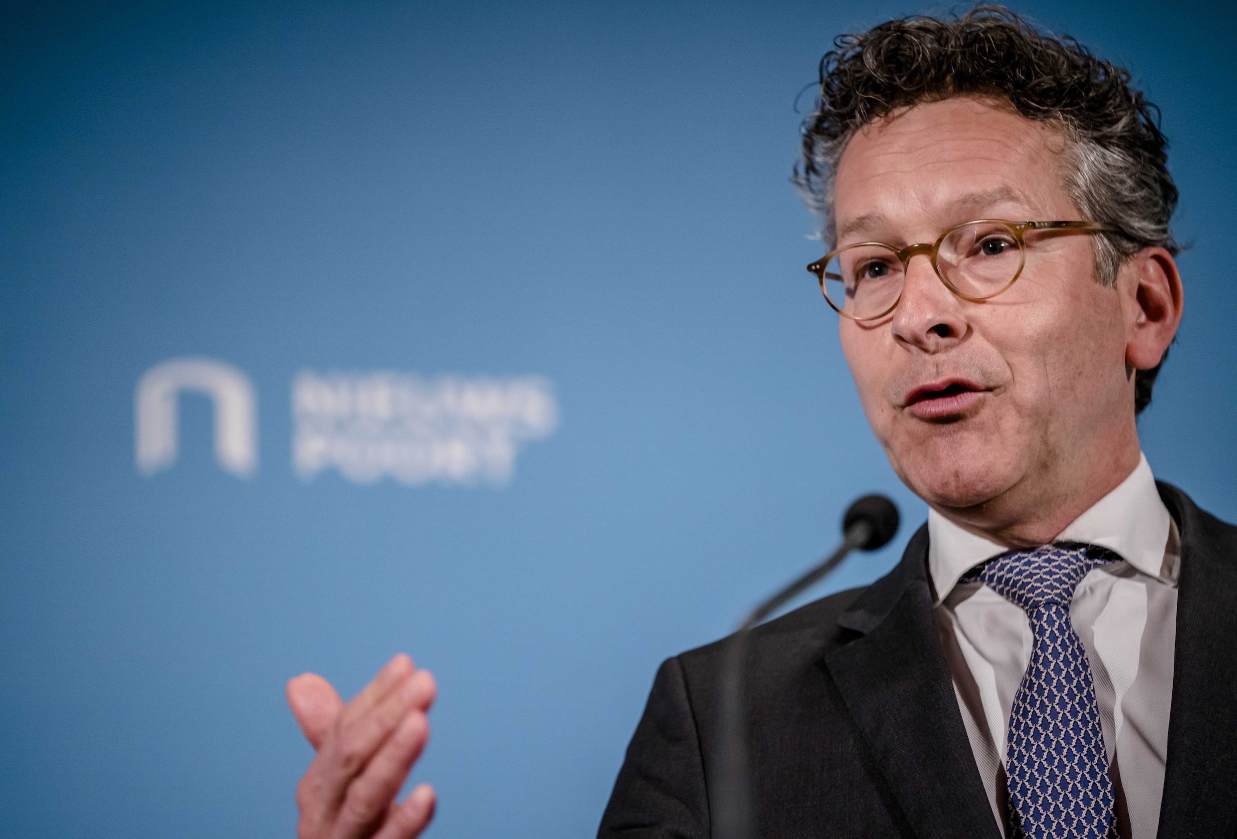 Voorzitter Jeroen Dijsselbloem tijdens een persconferentie over het Nationaal Groeifonds.