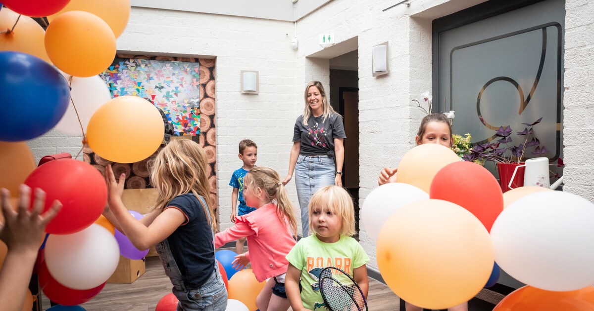 Nu de kinderopvang geen plek heeft, regelen deze ouders het zelf. ‘Mijn carrière wordt me ontnomen a