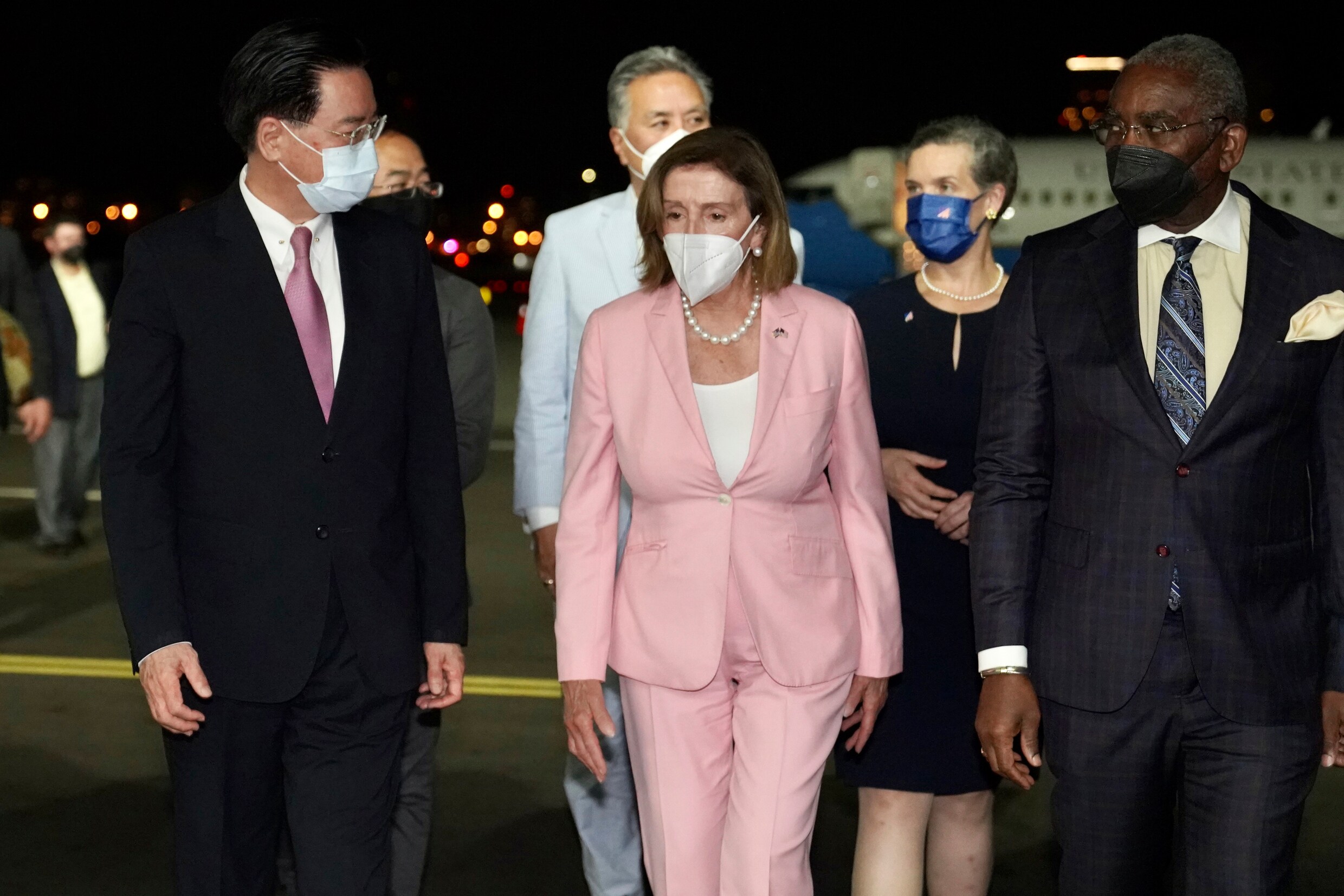 Nanci Pelosi (in het roze) bij aankomst in Taipei.