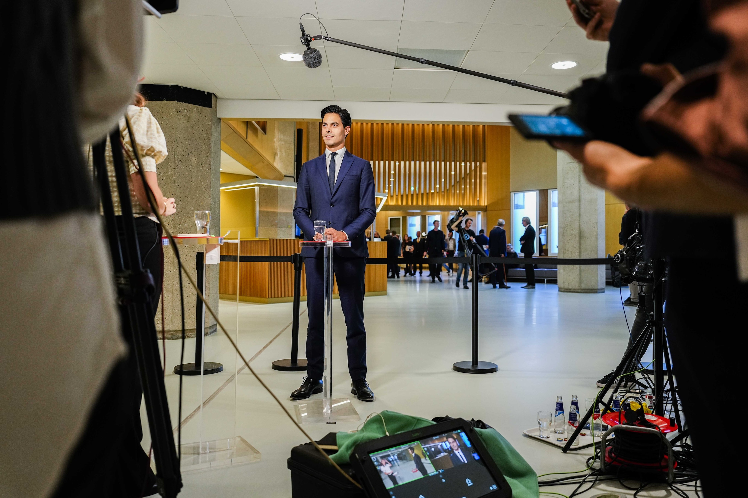 Minister Rob Jetten (Klimaat en Energie) staat de pers te woord in de Tweede Kamer op Prinsjesdag.