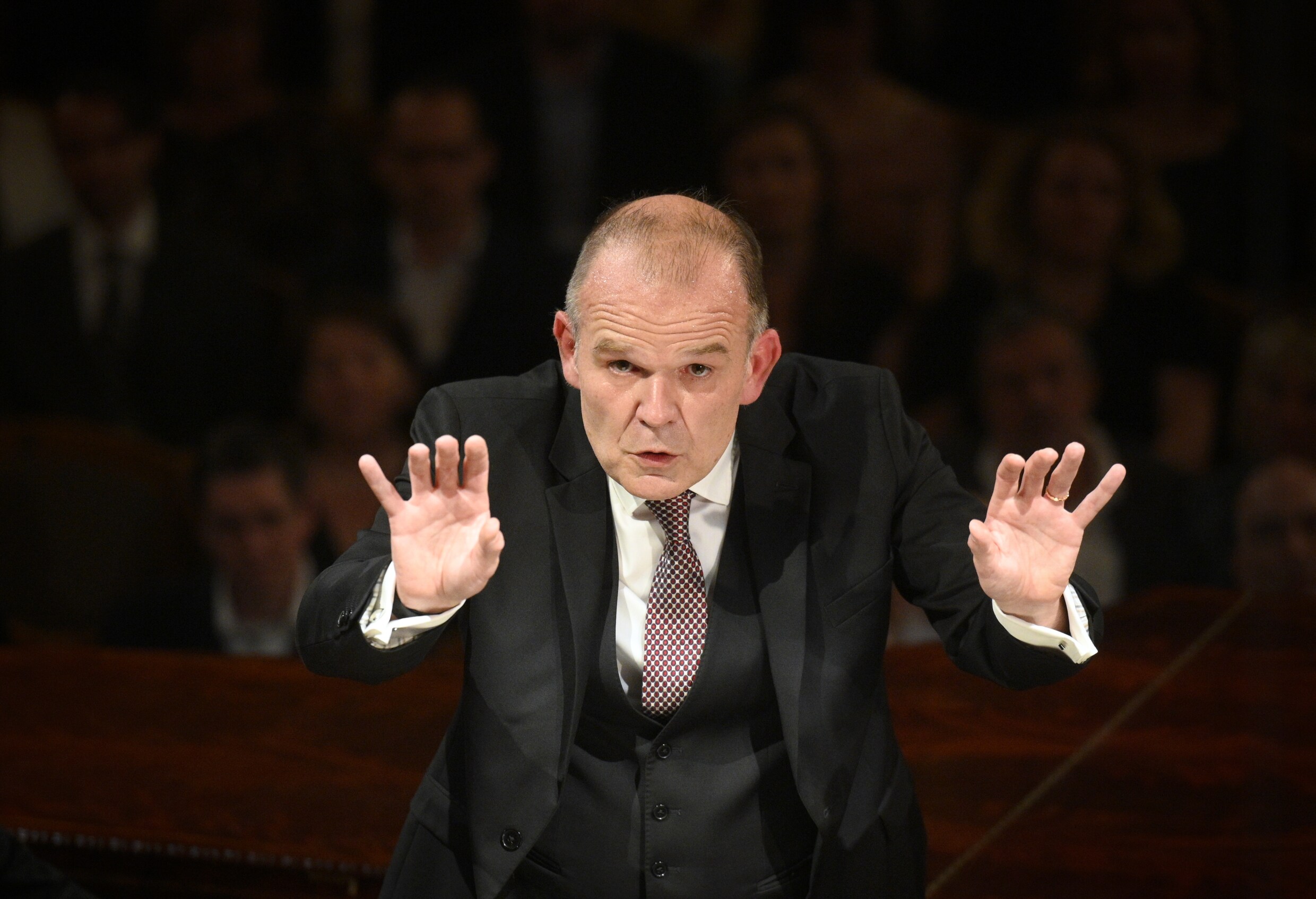 François-Xavier Roth, oprichter en leider van Les Siècles. Hij bedacht de ongebruikelijke combinatie van Mozart en Ligeti.