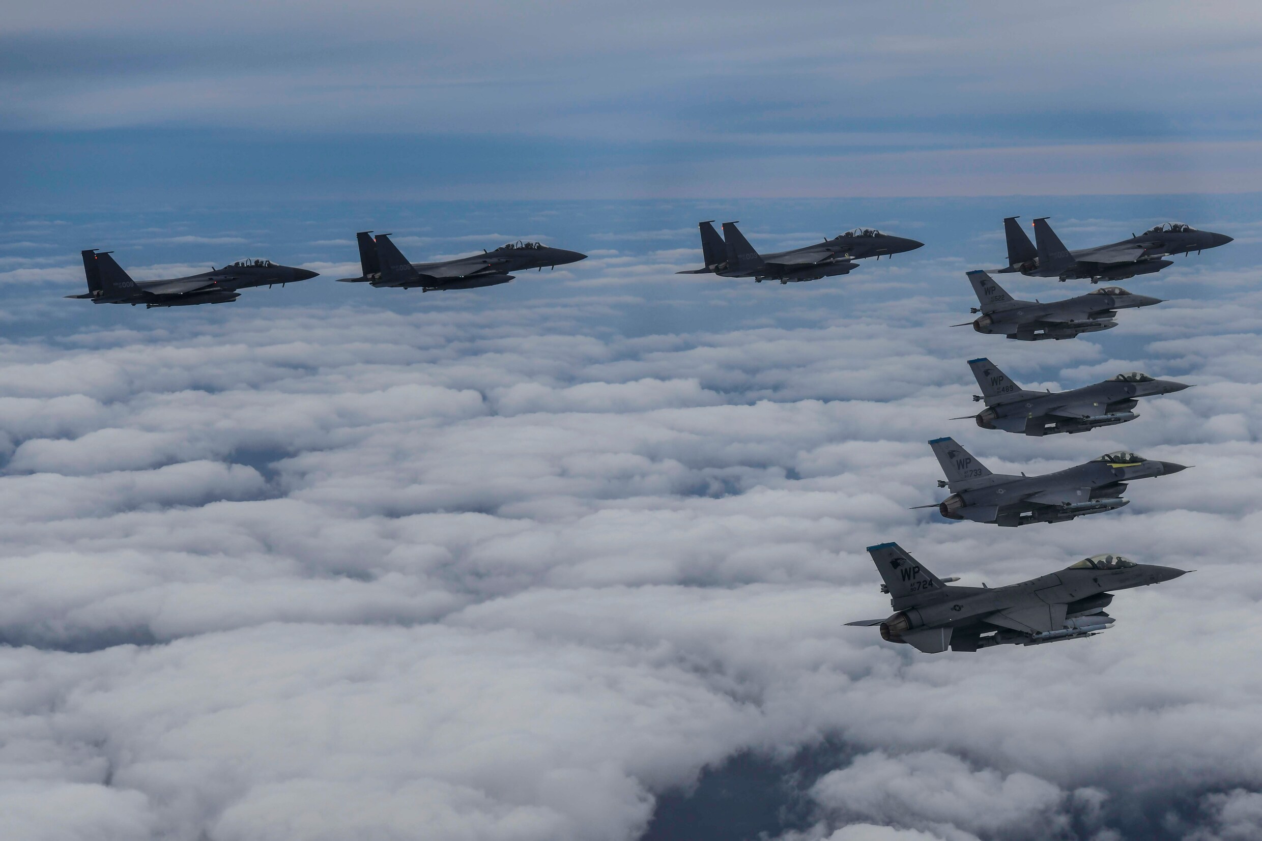 Zuid-Koreaanse F15K gevechtsvliegtuigen en Amerikaanse F16's tijdens de gezamenlijke oefening.