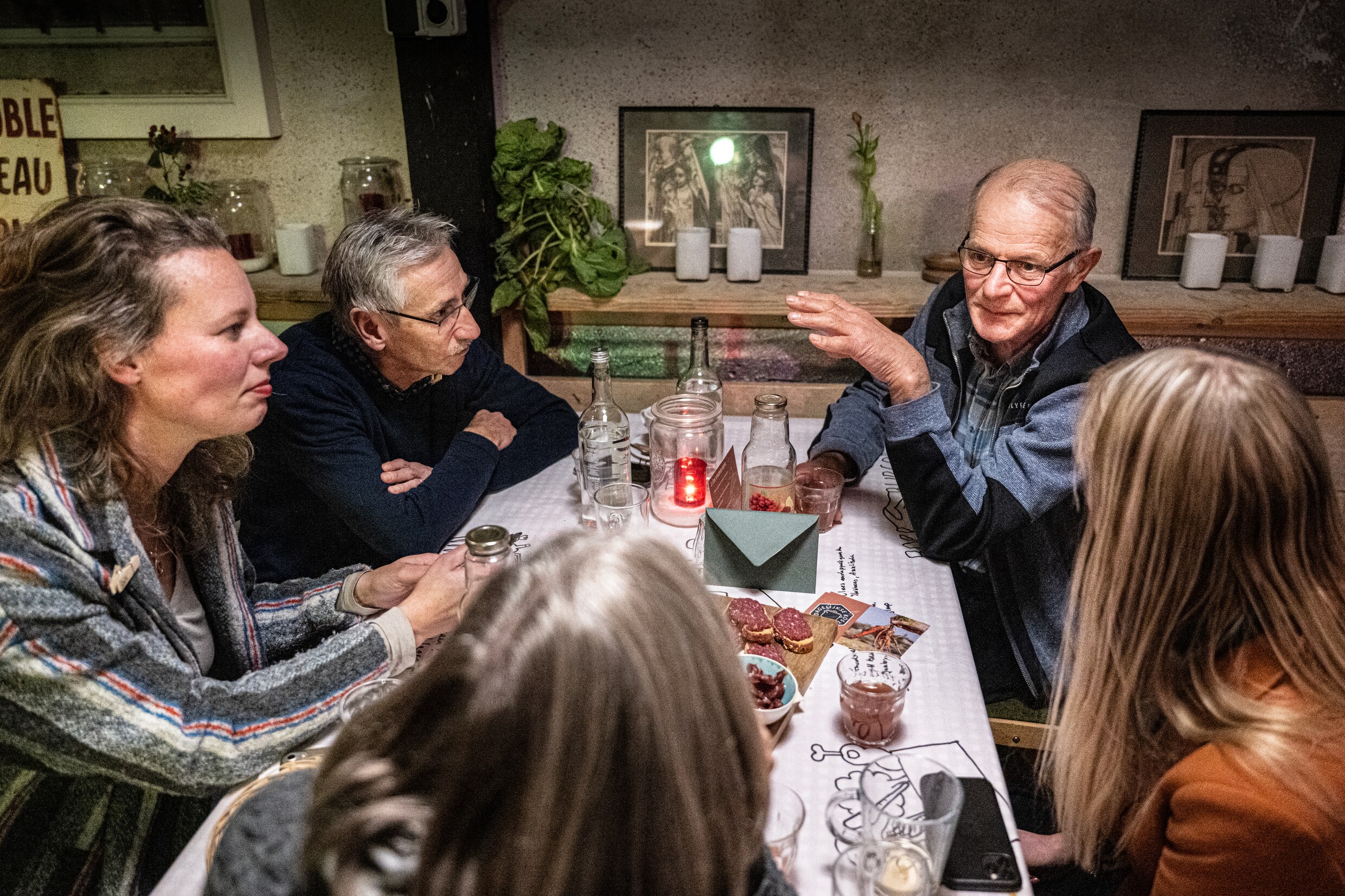 Om De Kloof Te Dichten Tussen Stad En Platteland, Zitten Boeren En ...