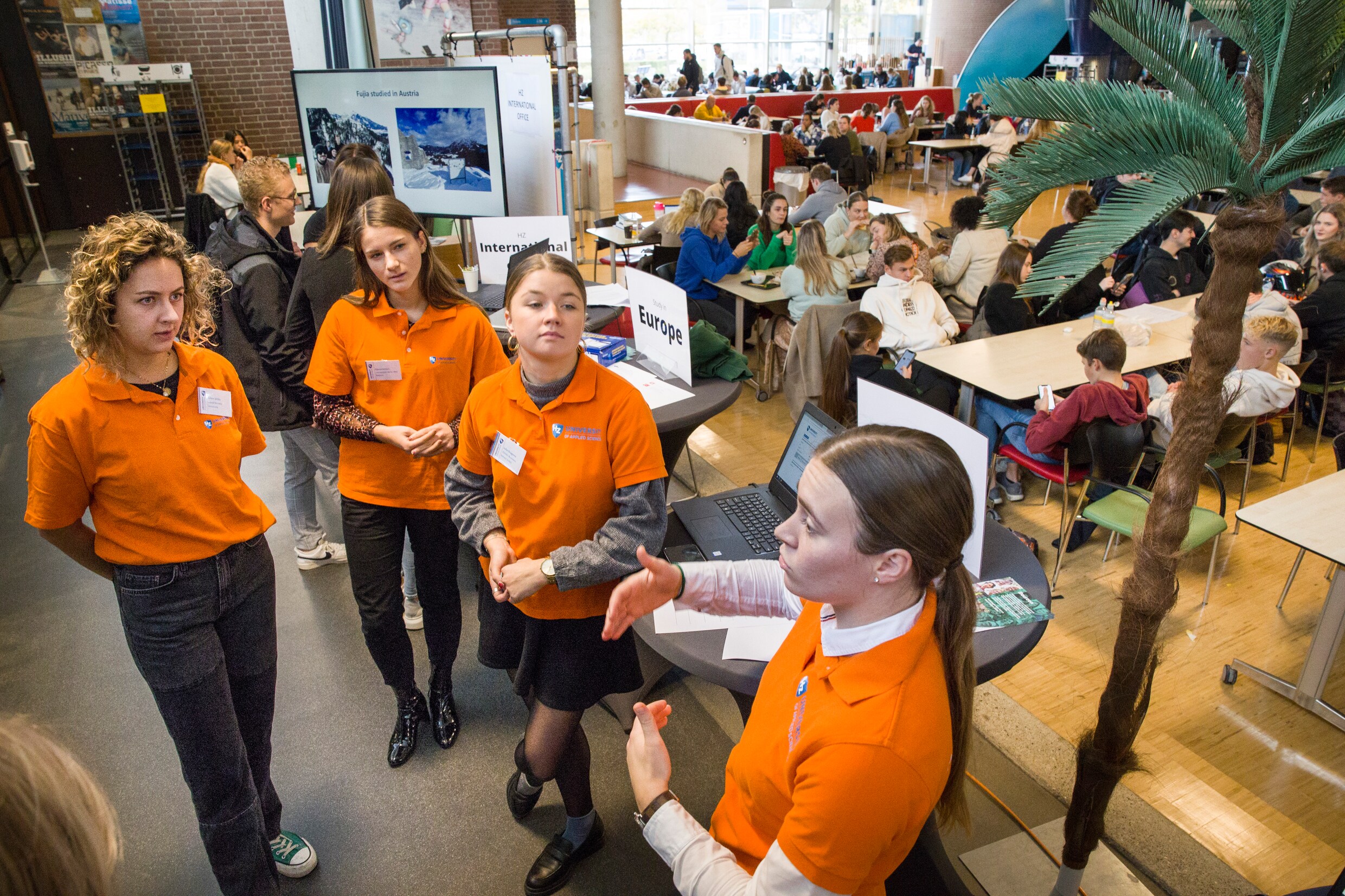 Studenten van de HZ (voorheen: Hogeschool Zeeland) tijdens een informatiebijeenkomst over studeren in het buitenland.