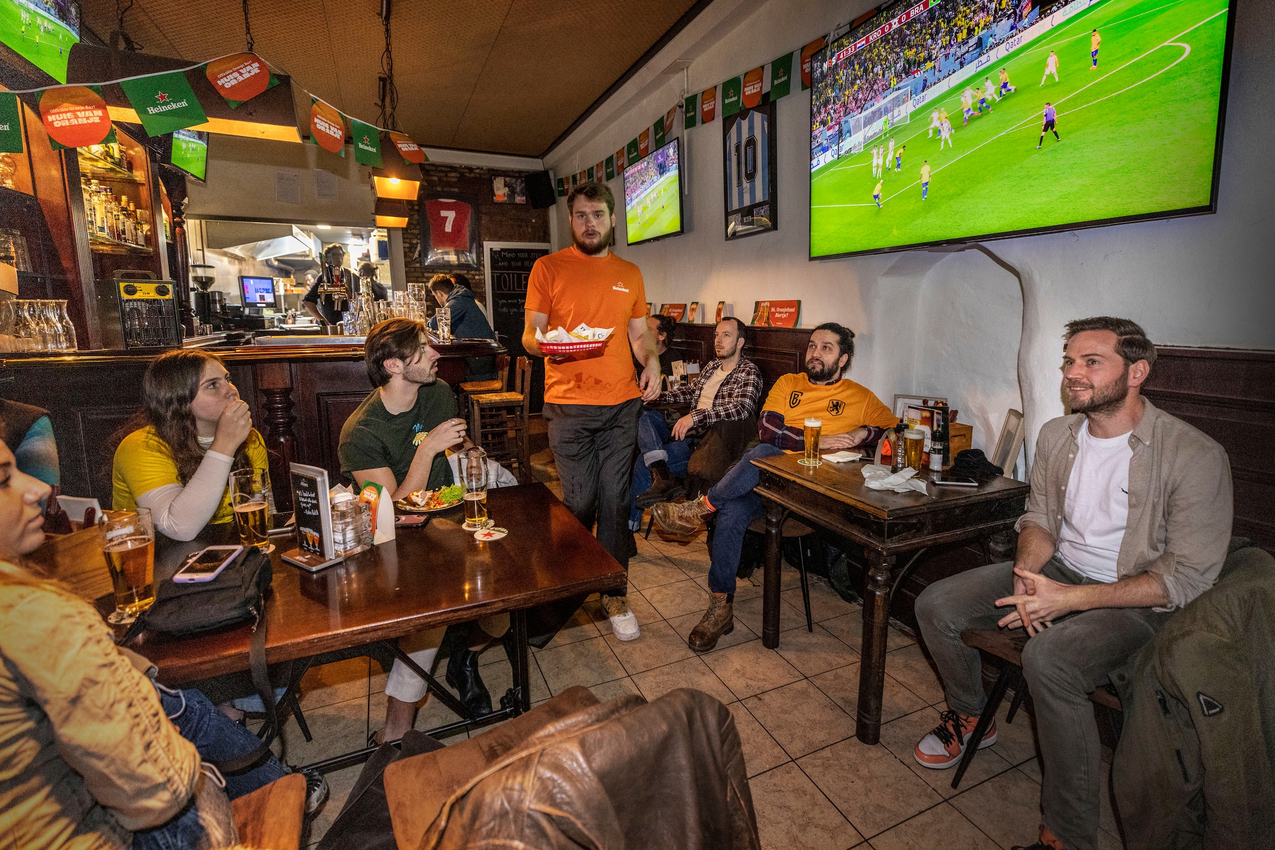 Het WK voetbal op zeventien schermen in dit café in Utrecht is het