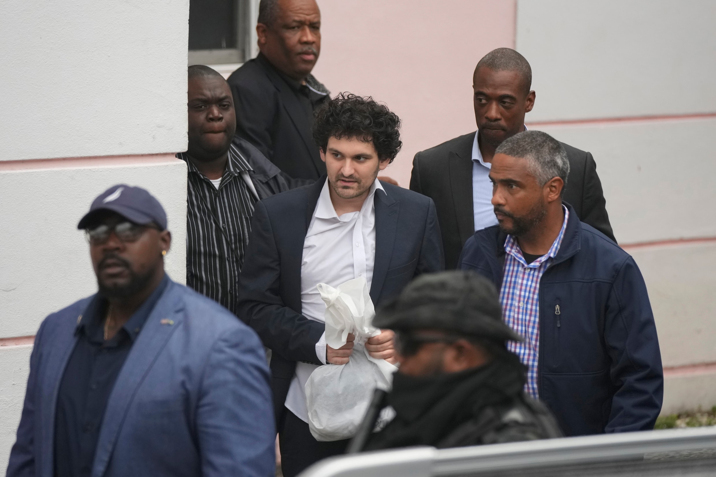 Oprichter FTX mag cel uit door recordborg van 250 miljoen dollar | Trouw