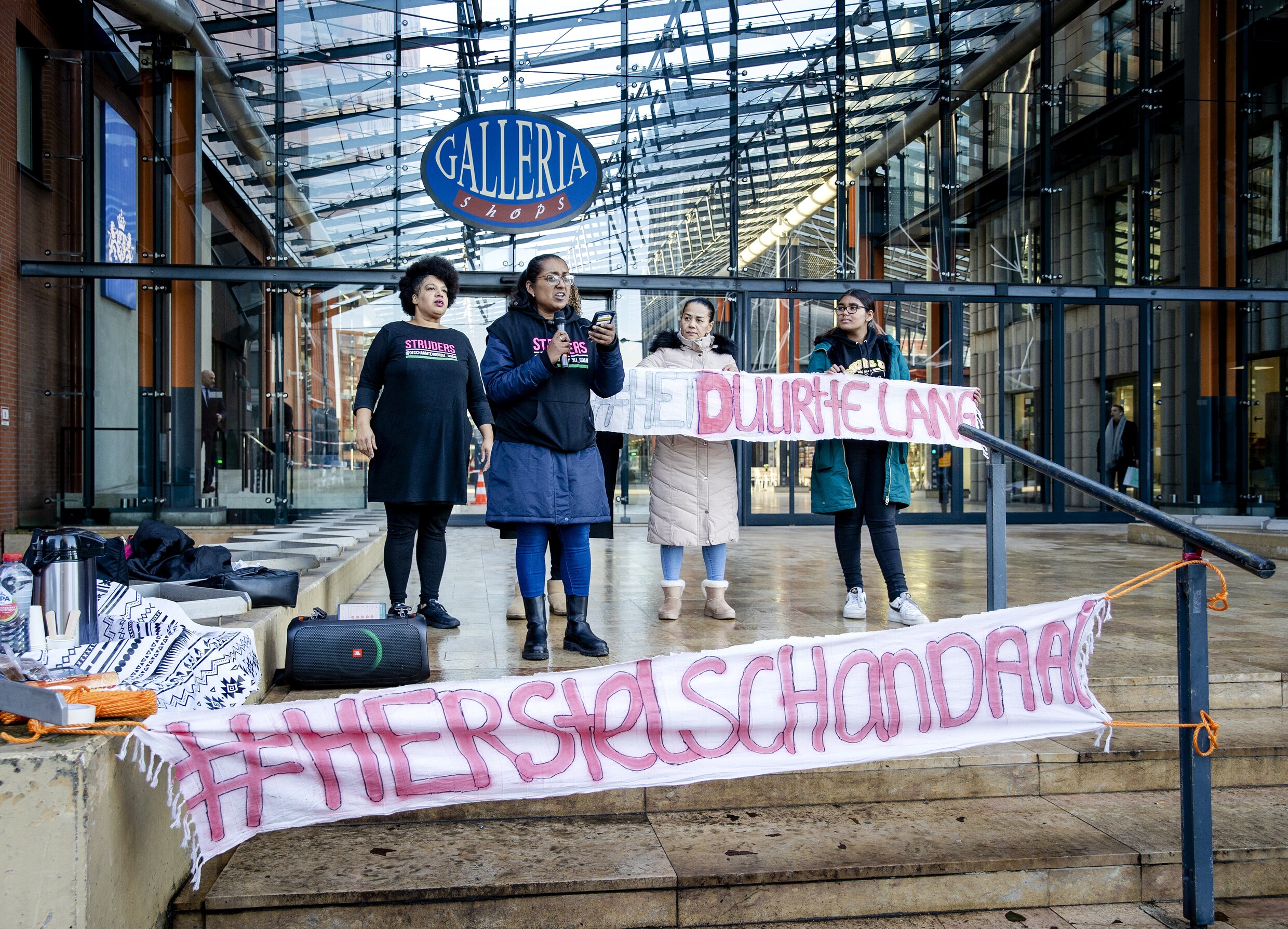 Gedupeerden van toeslagenaffaire demonstreren voor het kantoor van de Belastingdienst.