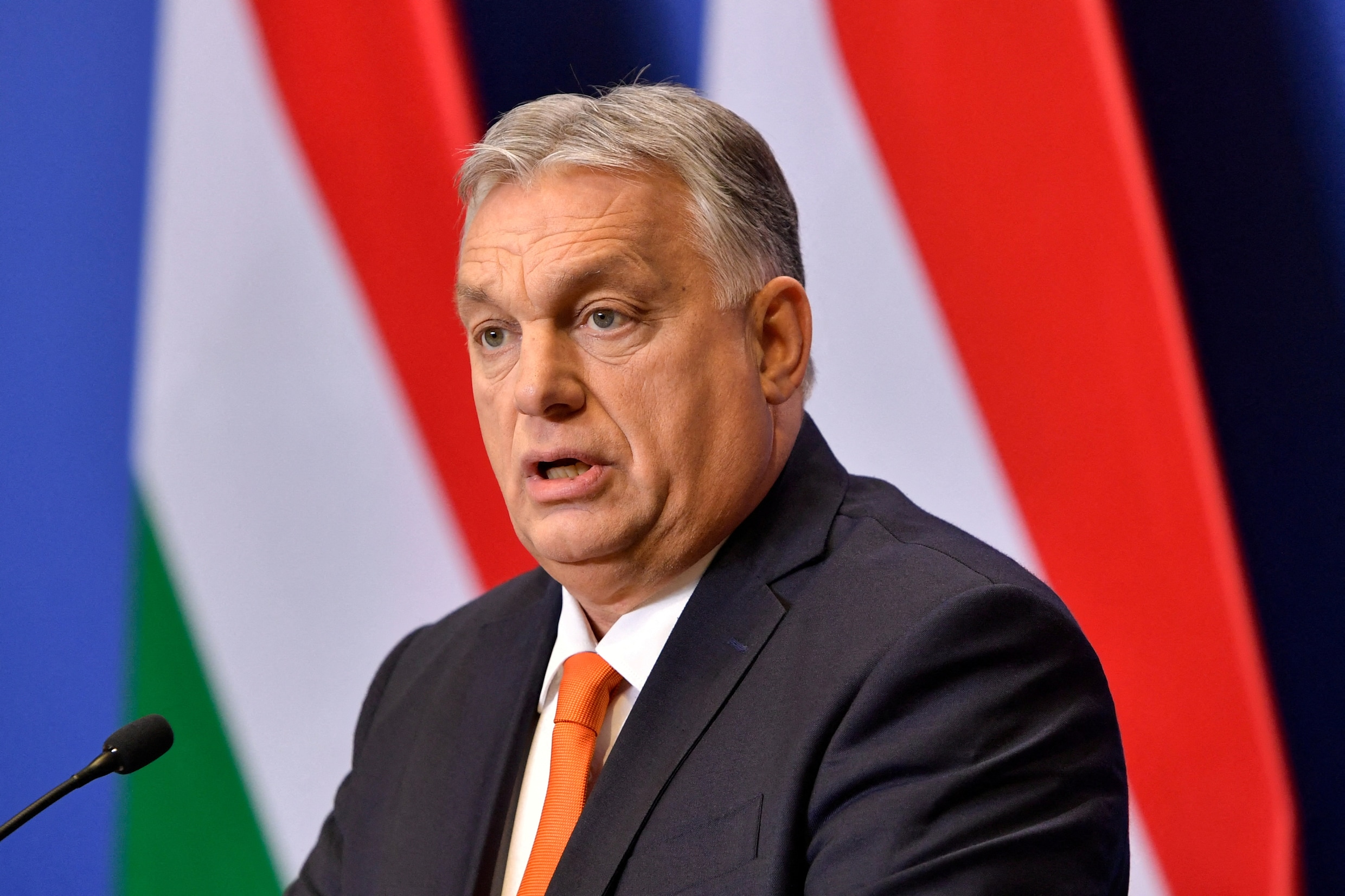 Orbán stribbelt tegen, maar lijkt te buigen voor Europese dreiging rond ...