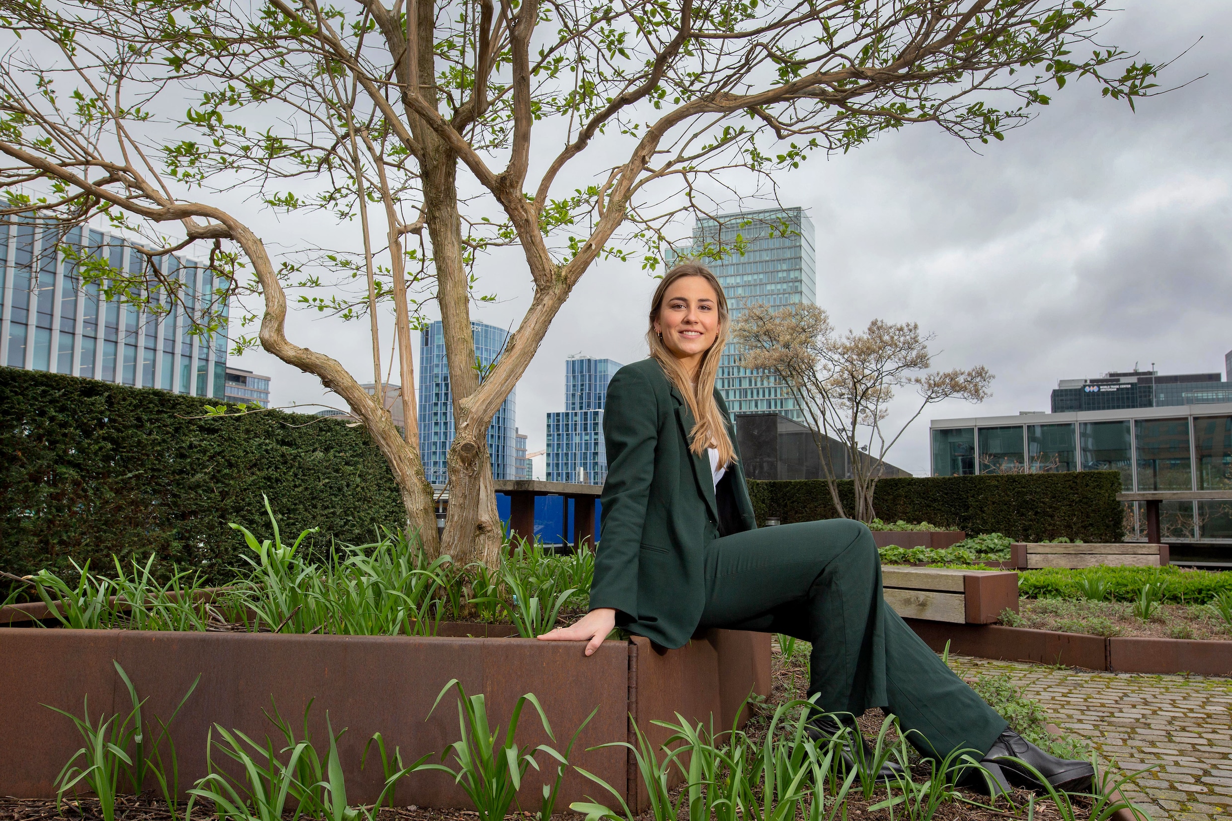Julie Kiveron op een dakterras op de Zuidas