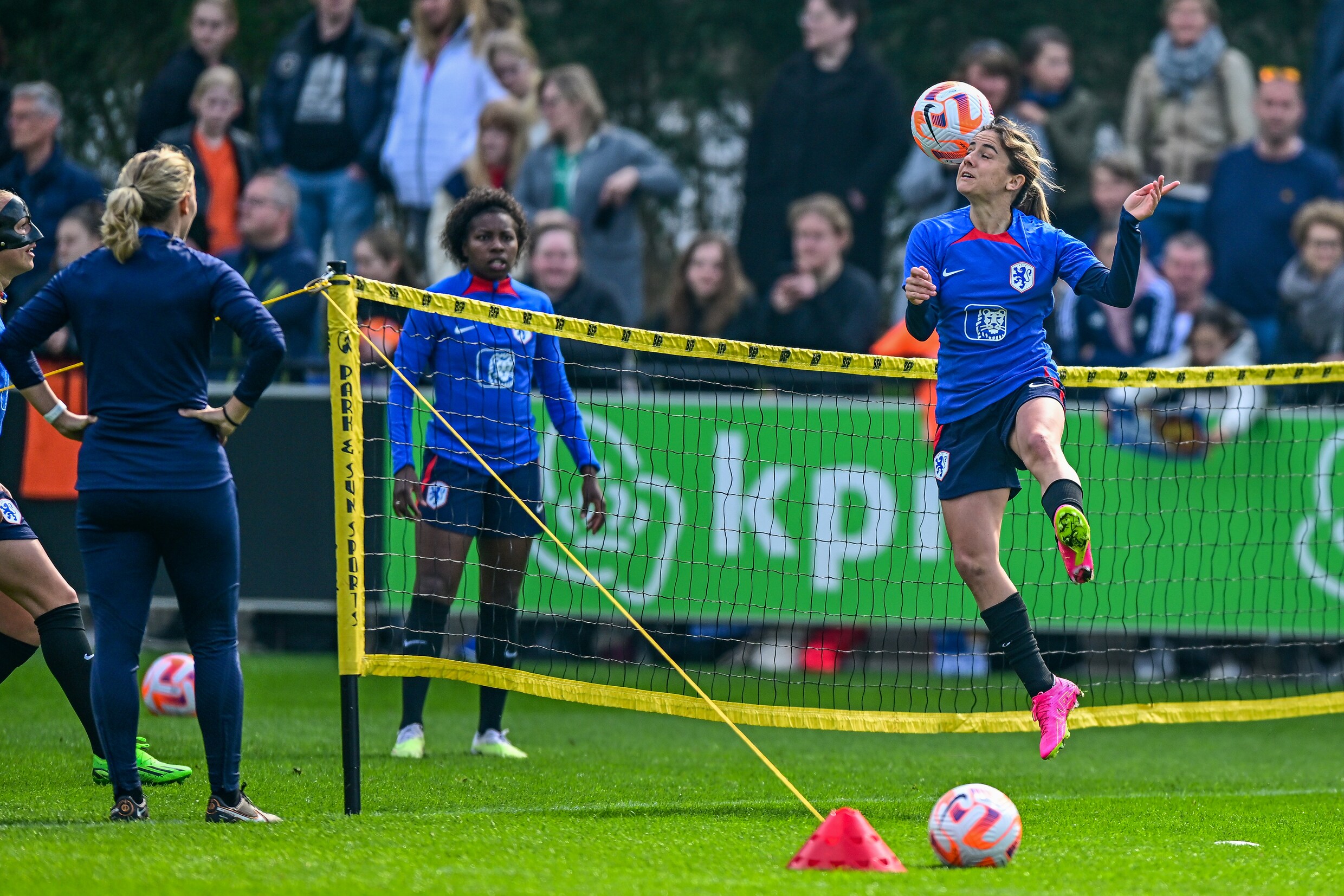 Voor Het Vrouwenvoetbal Wordt Nederland Net Als Bij De Mannen Een ...