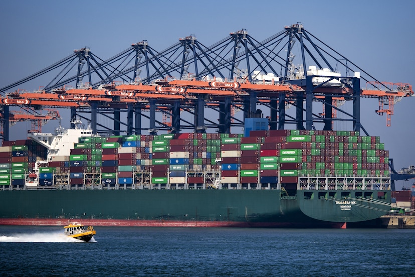 Een containerschip is aangemeerd bij de ECT Euromax Terminal in de Rotterdamse haven.