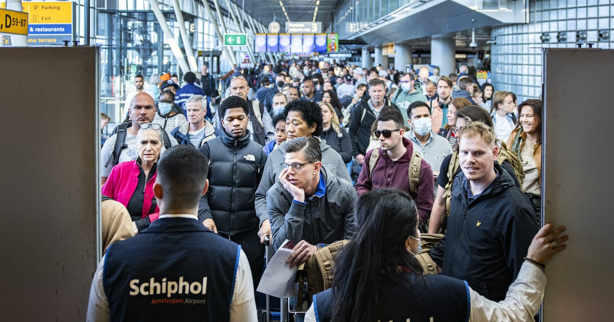 Schiphol-medewerkers stonden er alleen voor in de sneeuwchaos – reizigers boos en management afwezig