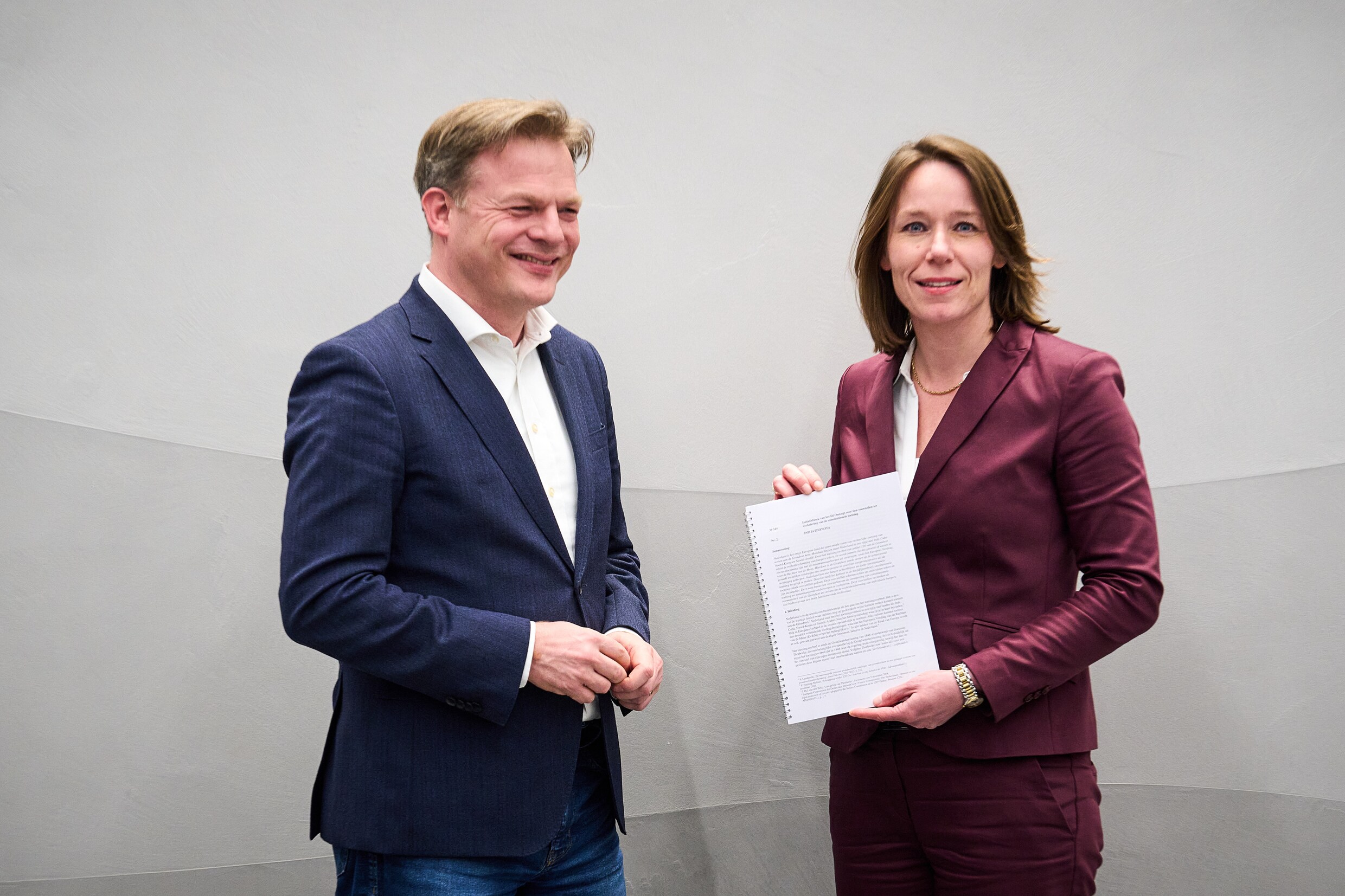 Pieter Omtzigt biedt zijn initiatiefnota om de Grondwet te wijzigen aan aan minister Hanke Bruins Slot.