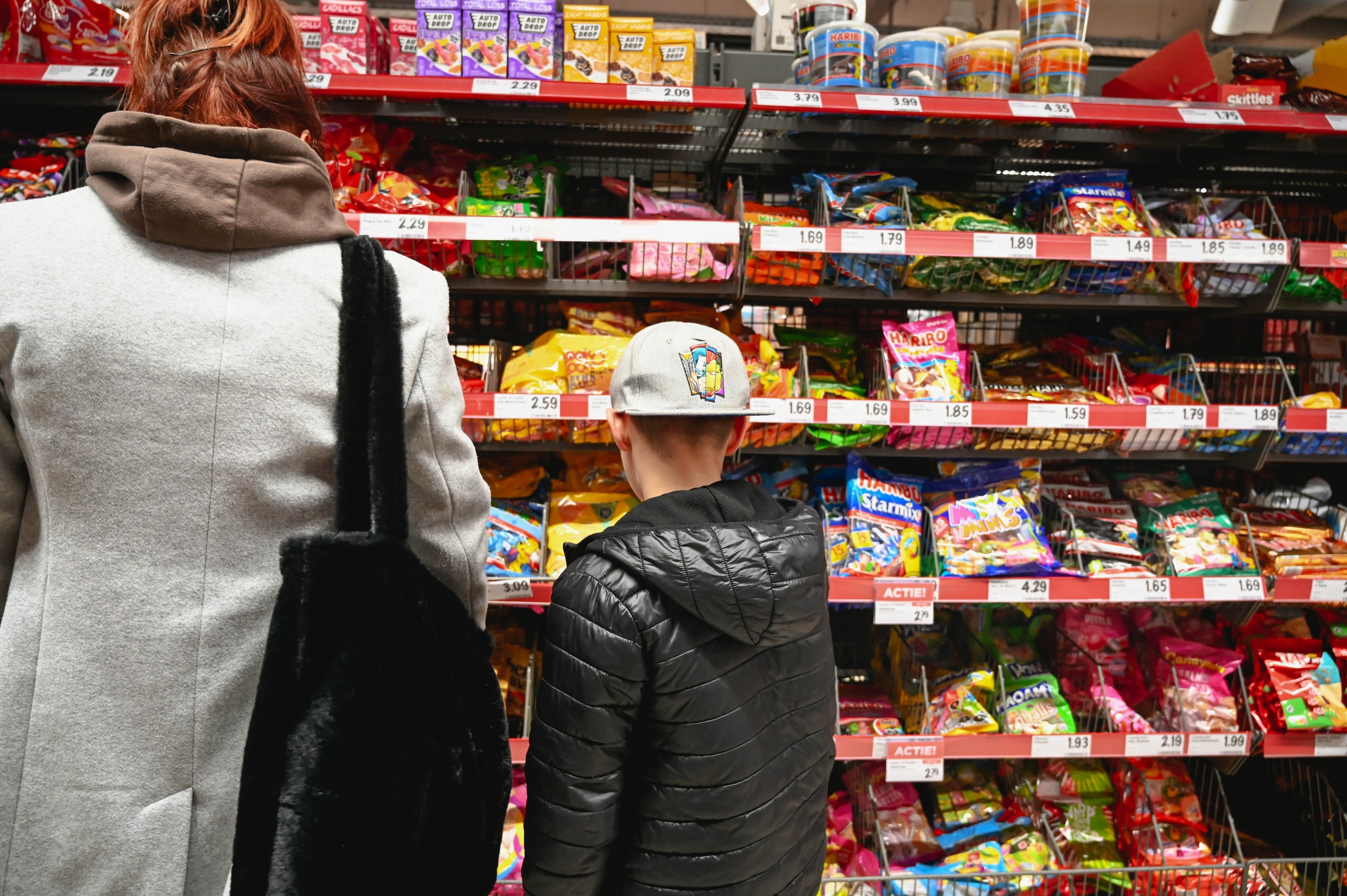 Kabinet wil snoepreclame op tv aanpakken, influencers vallen buiten ...