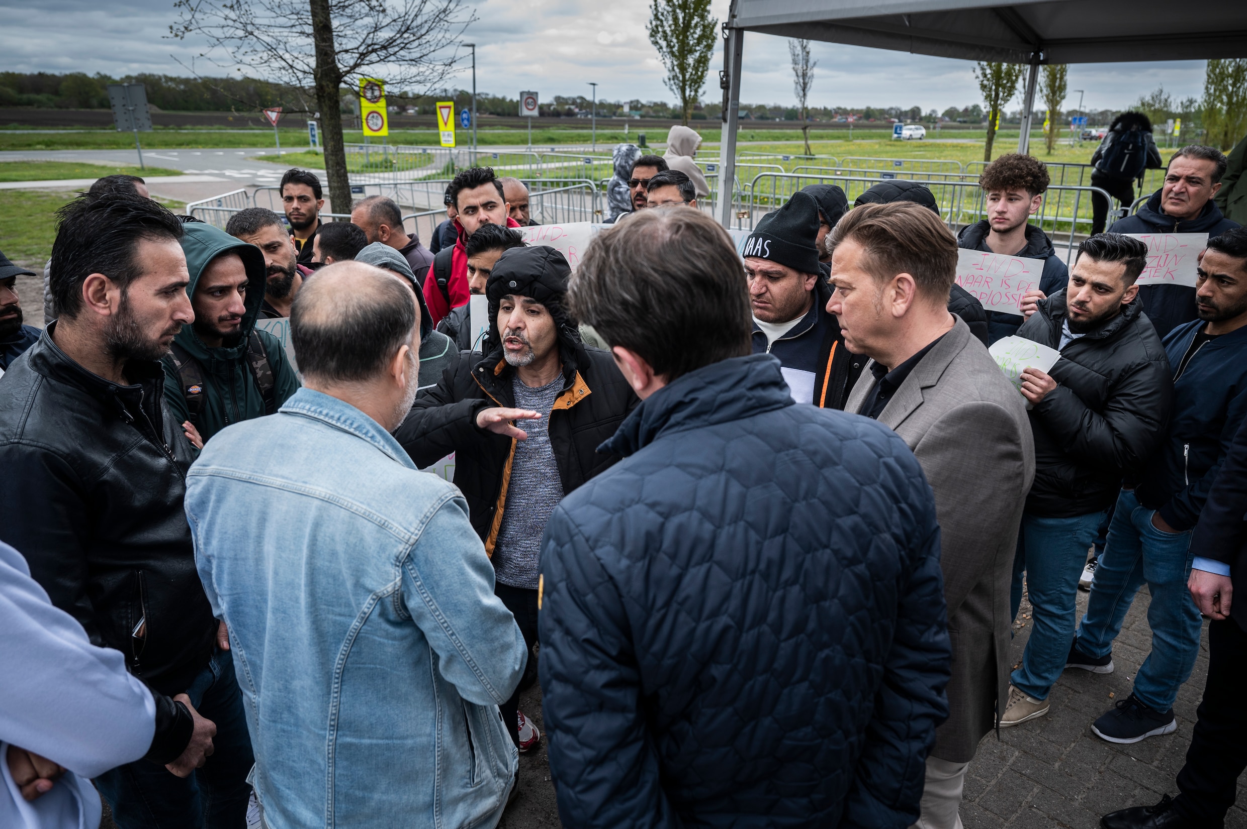 Een groep vluchtelingen uit het azc in Musselkanaal vraagt een gesprek aan bij de Immigratie en Naturalisatiedienst IND om te vragen waarom ze zo lang in onzekerheid moeten zitten.