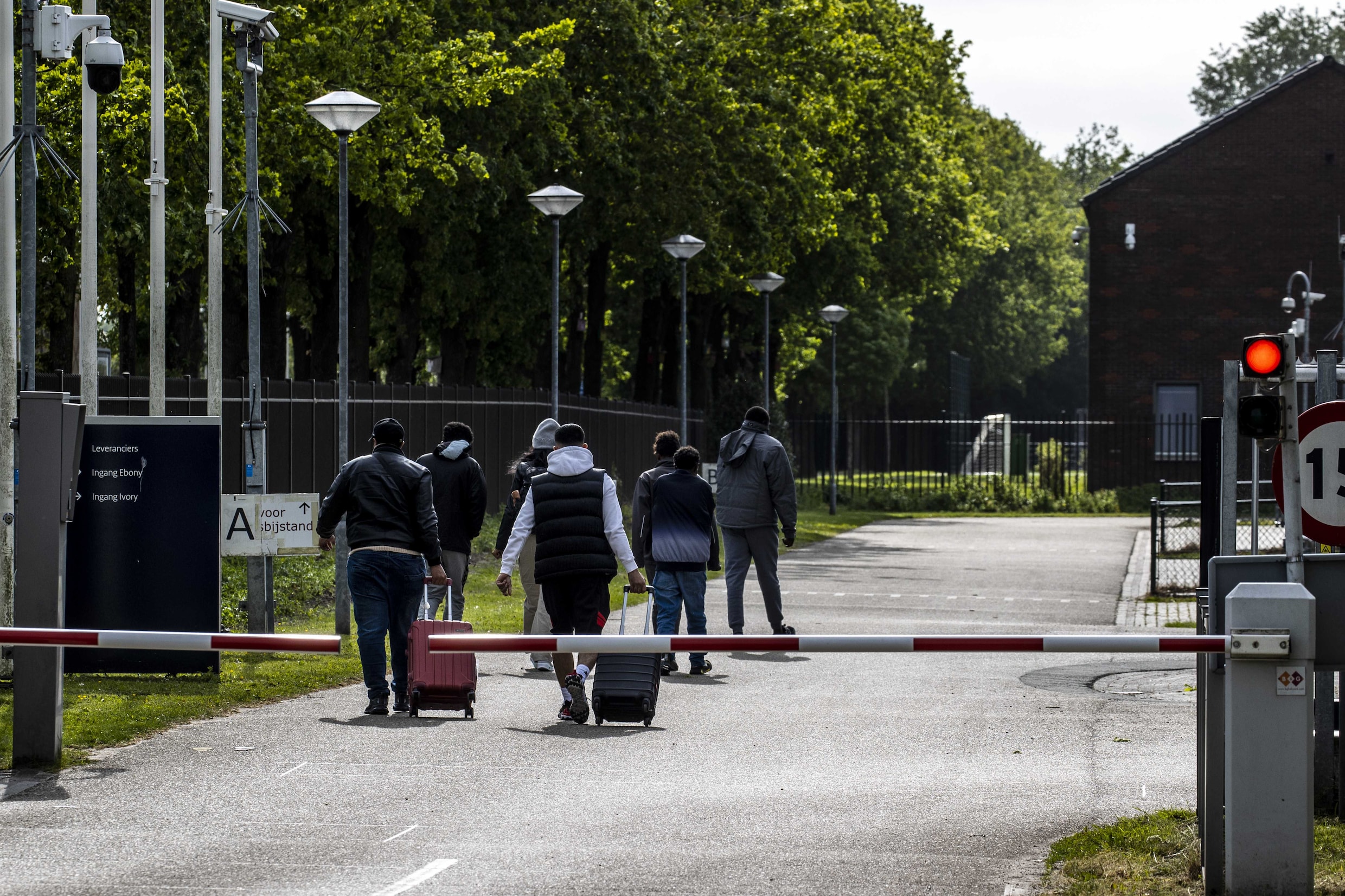 Asielzoekers arriveren bij het opvangcentrum bij Ter Apel.