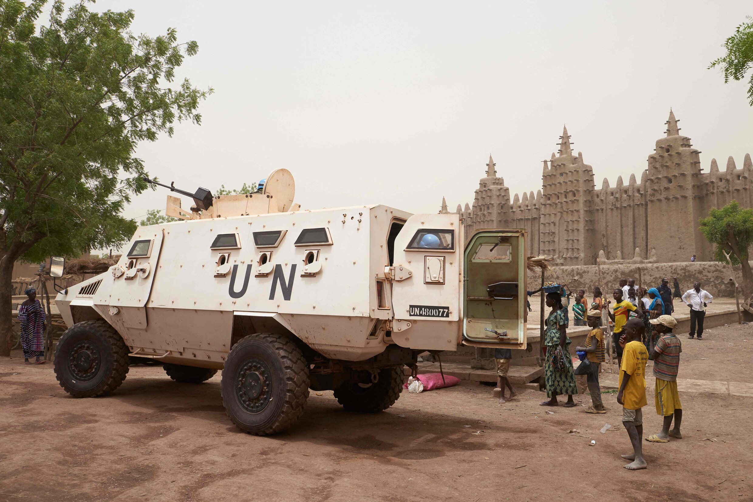 Een pantservoertuig van de VN bij de moskee van Djenné in Mali, op een foto uit april 2019.