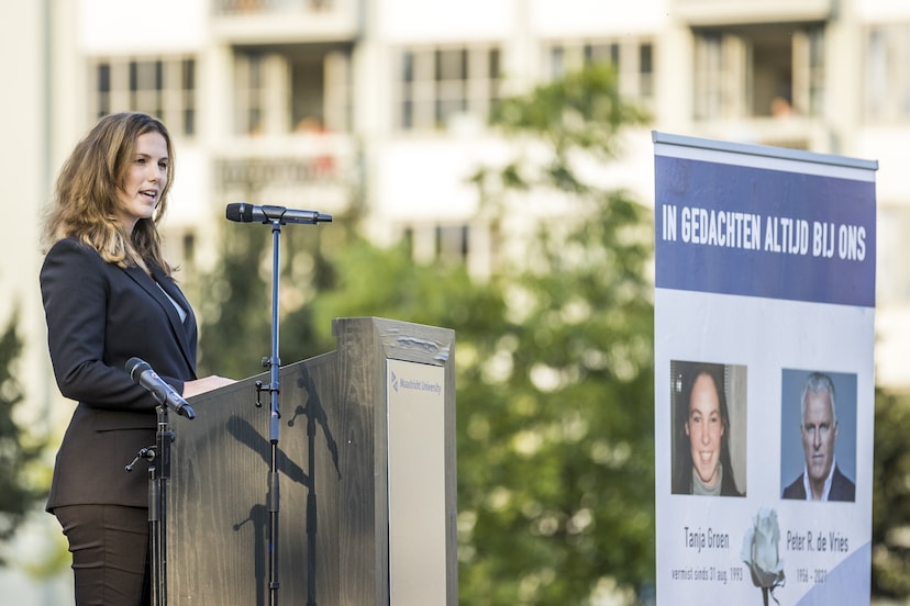 Kelly de Vries spreekt na afloop van de stille tocht ter nagedachtenis van studente Tanja Groen, op 31 augustus 2021.