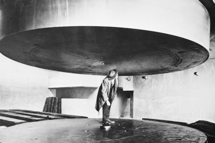 De monsteratoombreker van de Universiteit van Chicago, in 1948 in aanbouw.