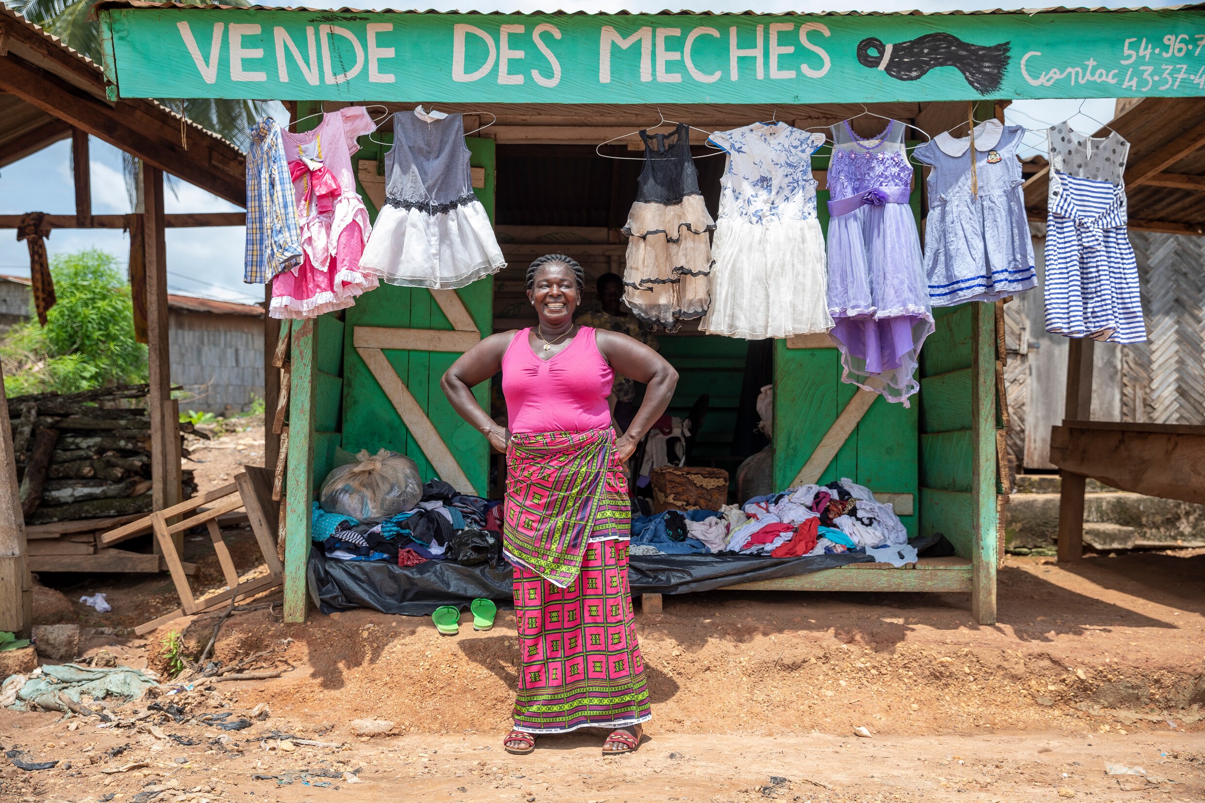 Met elke week acht euro werken de vrouwen van Rwanda zich uit de