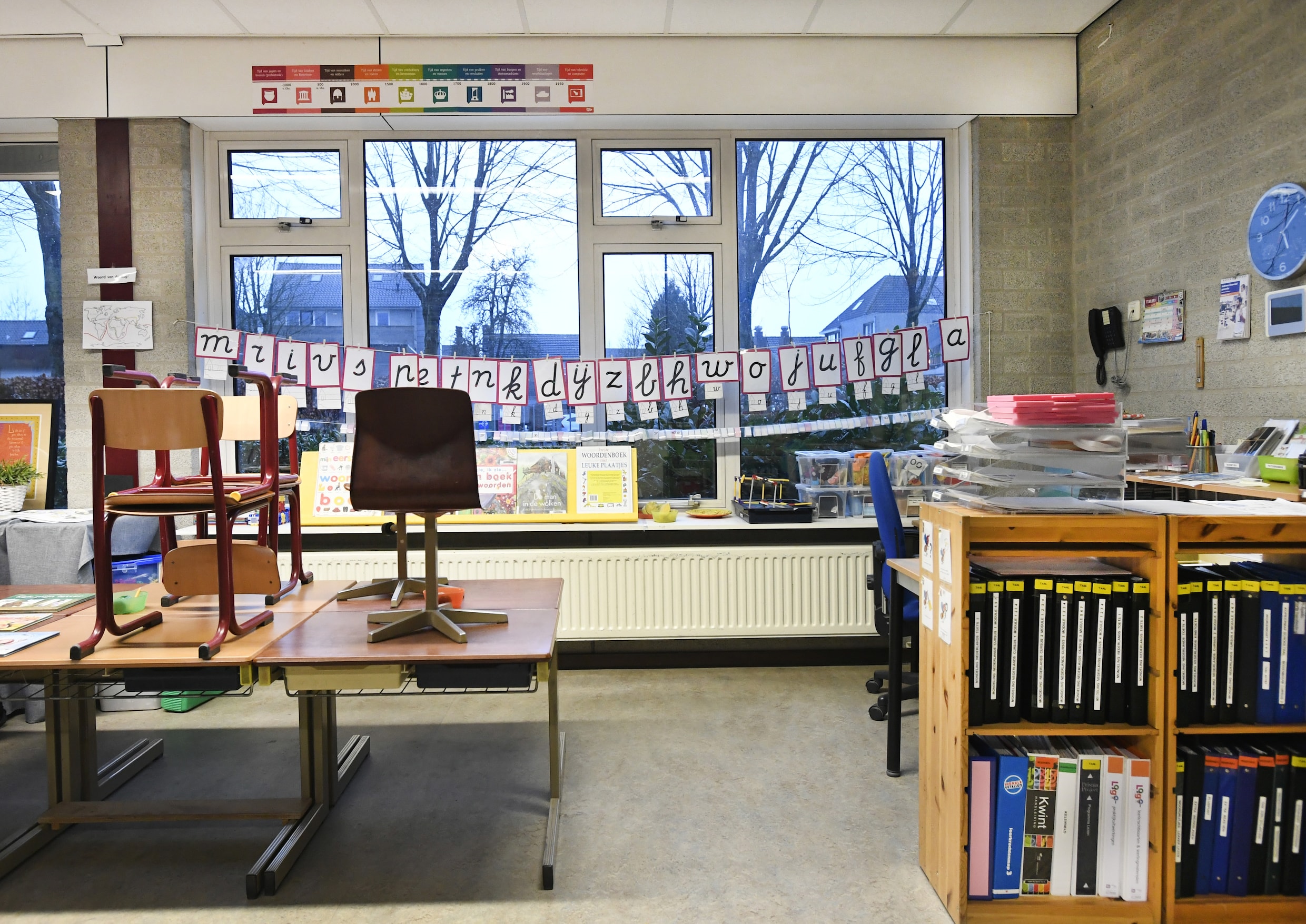 Lege klaslokalen in basisschool Het Palet.