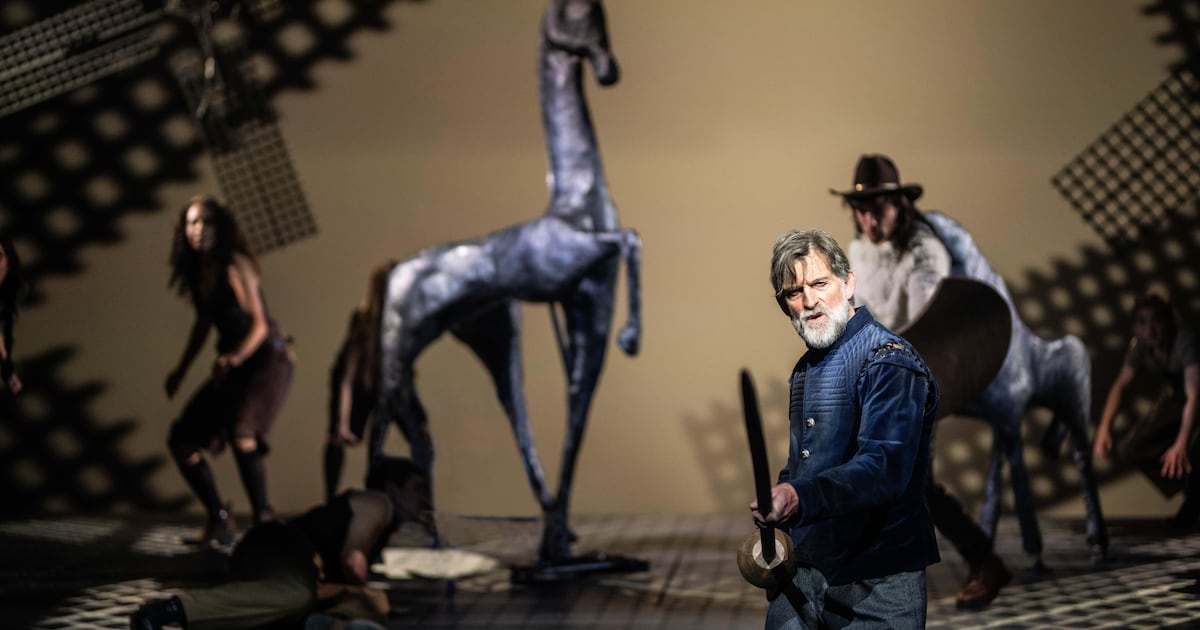 Van der Lubbe overtuigt als zanger in musical De Man van La Mancha Trouw