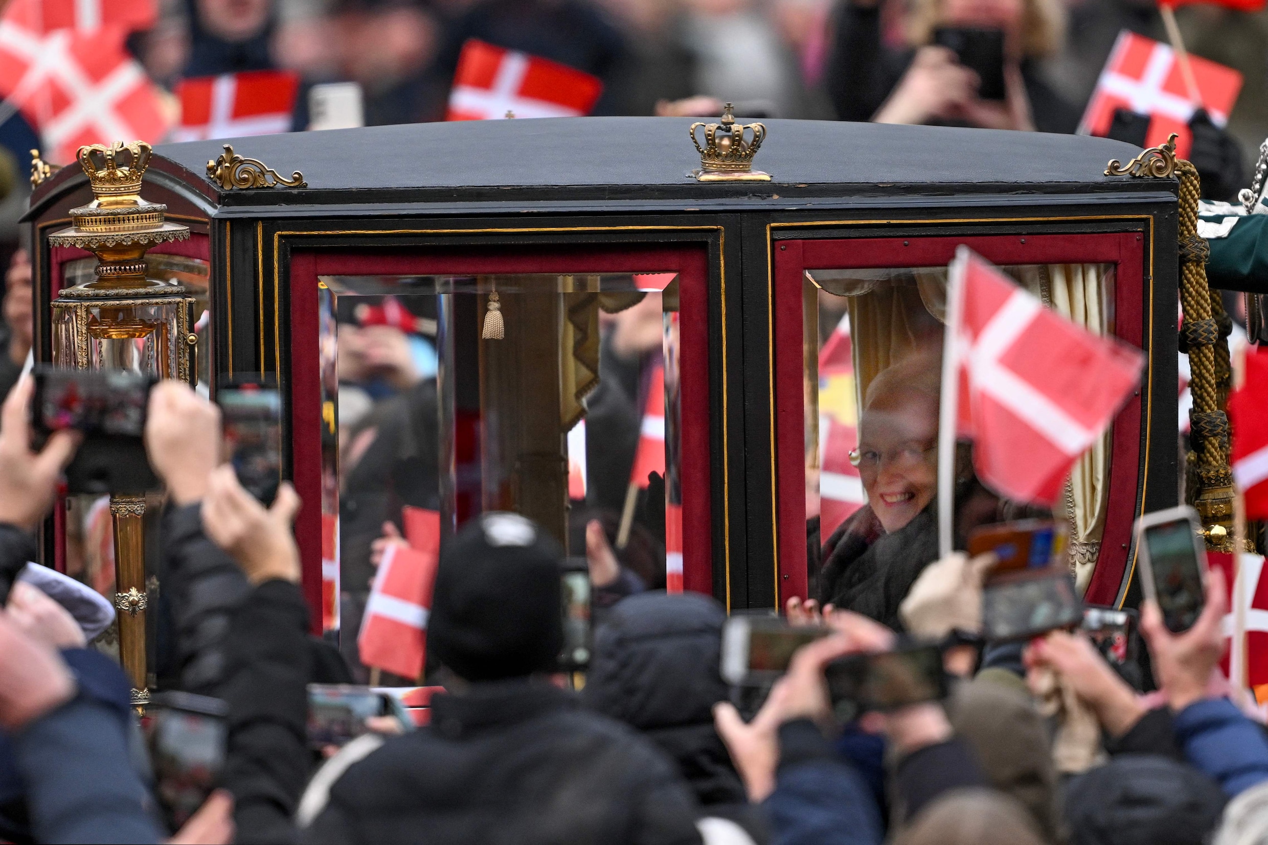Deense koningin Margrethe afgetreden, zoon Frederik nu koning | Trouw