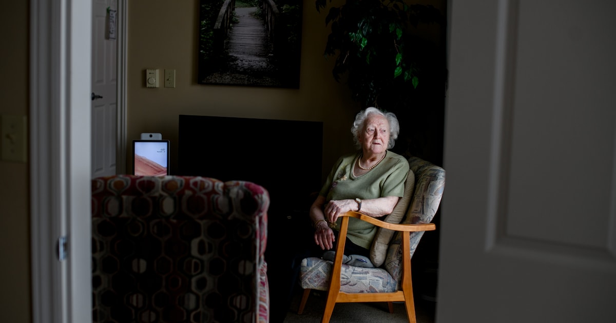 Verzetsvrouw Betsy van Zweden (96) ‘Ik was zo in de val gelopen met mijn tas vol krantjes’ Trouw