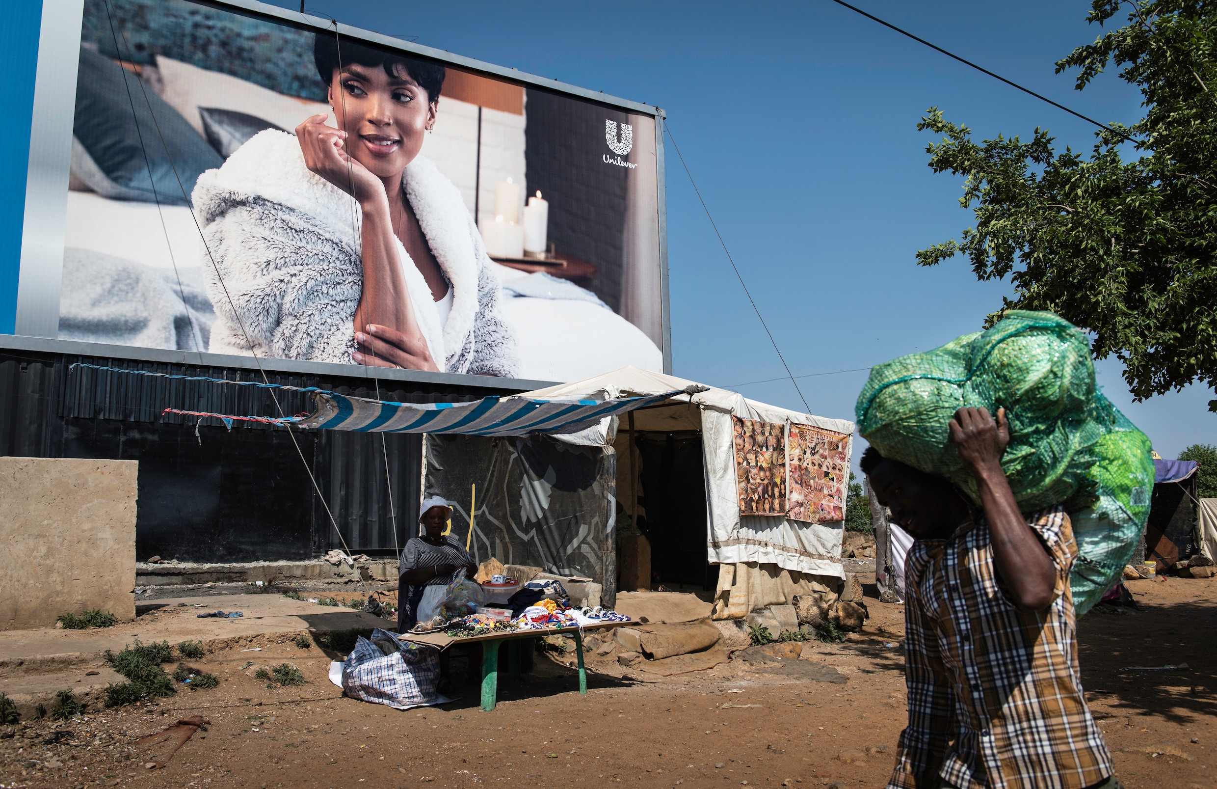 Armoede In Zuid Afrika Achter het aanzicht van de armoede in Zuid-Afrika bruist een wereld van