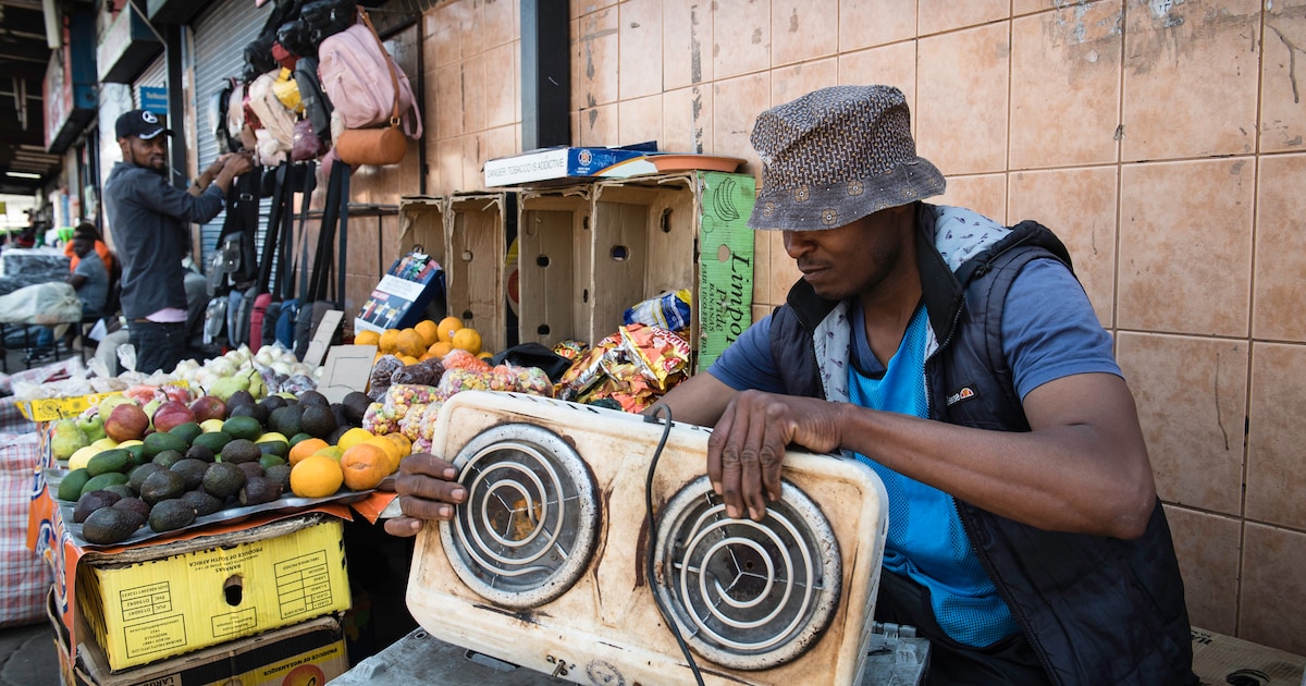 Armoede In Zuid Afrika Achter het aanzicht van de armoede in Zuid-Afrika bruist een wereld van