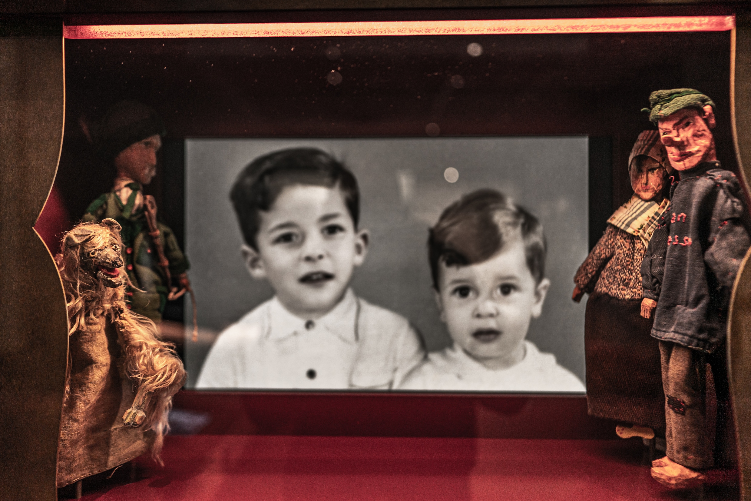 Raphael (6) en Franklin (4) werden vergast. Hun poppen krijgen een plek ...