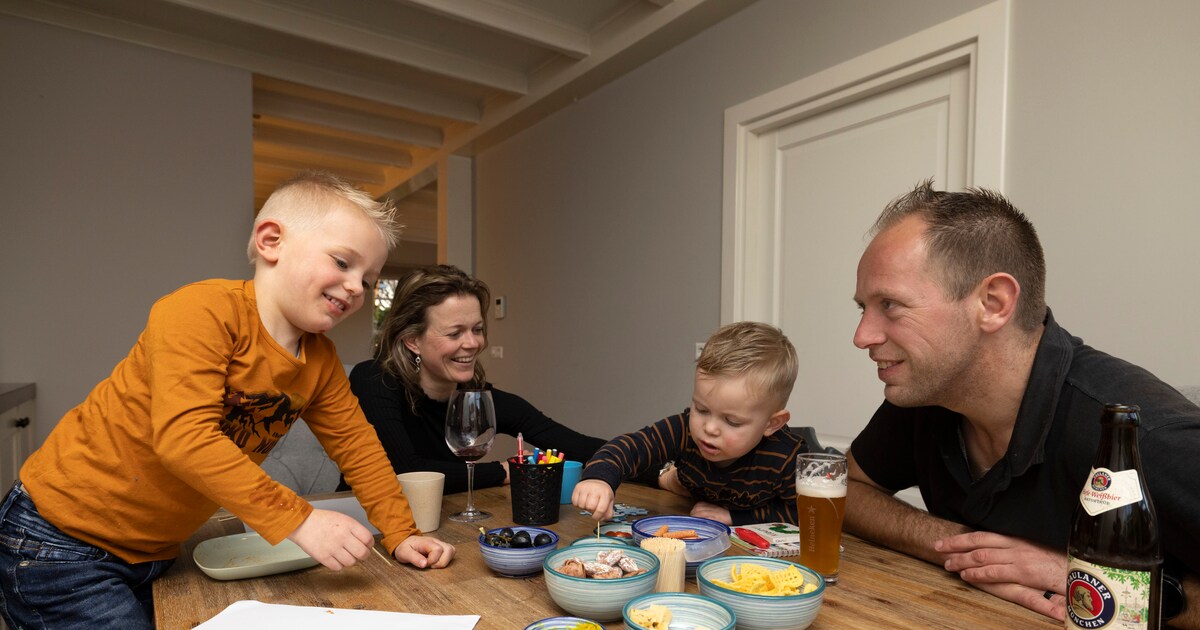 Op zaterdag maken Coline en Kasper het zichzelf makkelijk met rauwkost, olijven, kaas en worst