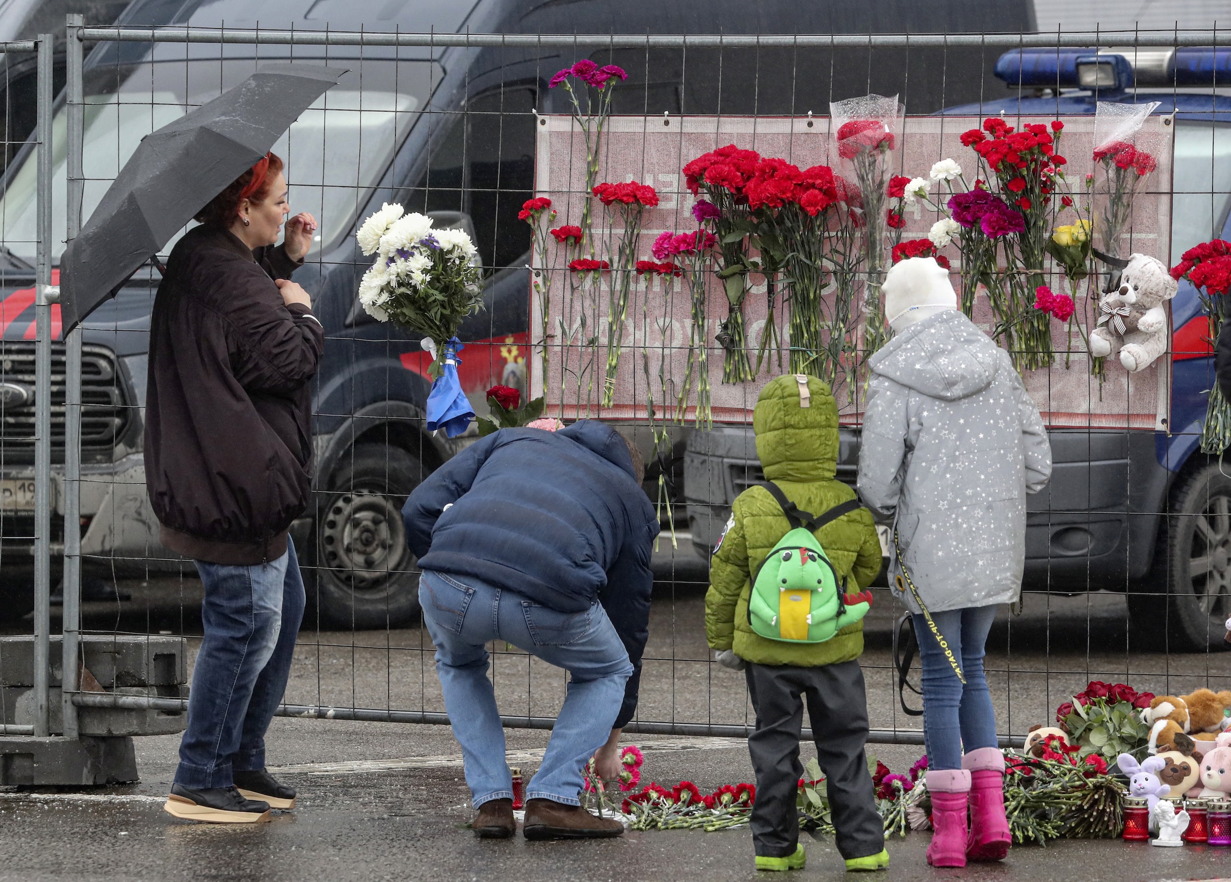 Live aanslag Moskou: Diplomaten leggen bloemen voor slachtoffers aanslag bij Moskou