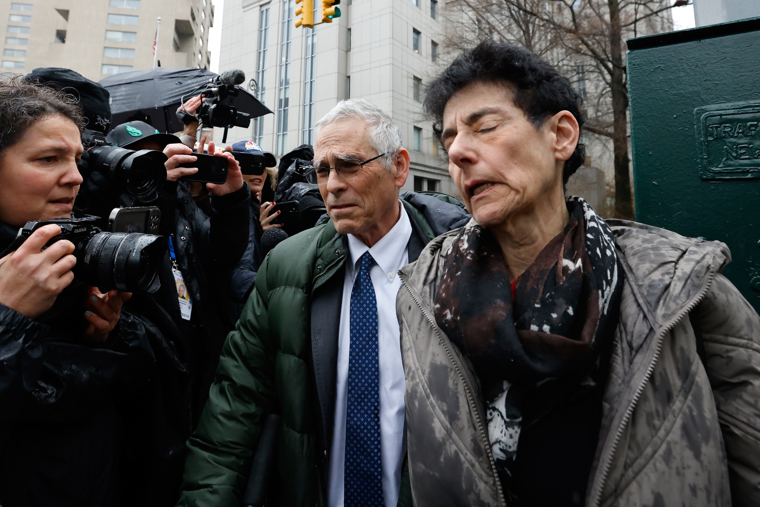 Bewegingloos hoort voormalig crypto-boegbeeld Sam Bankman-Fried het vonnis  aan: vijfentwintig jaar cel | Trouw