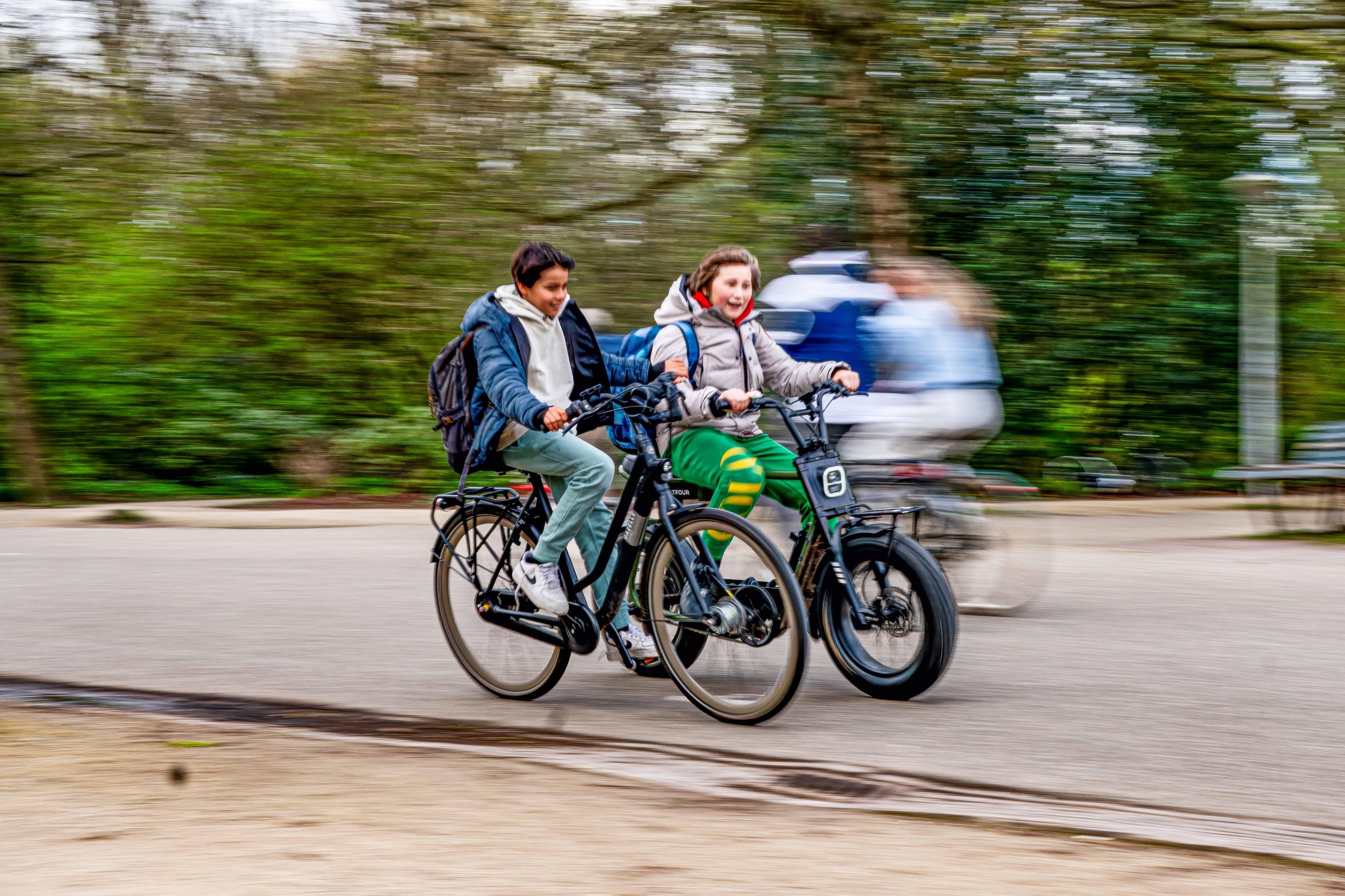 Jongeren op fatbikes in Amsterdam.