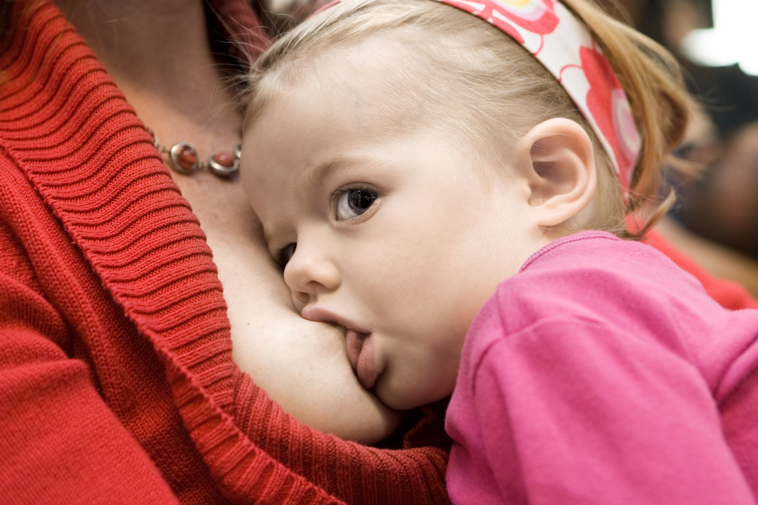 Amper de helft van de Nederlandse baby’s krijgt borstvoeding