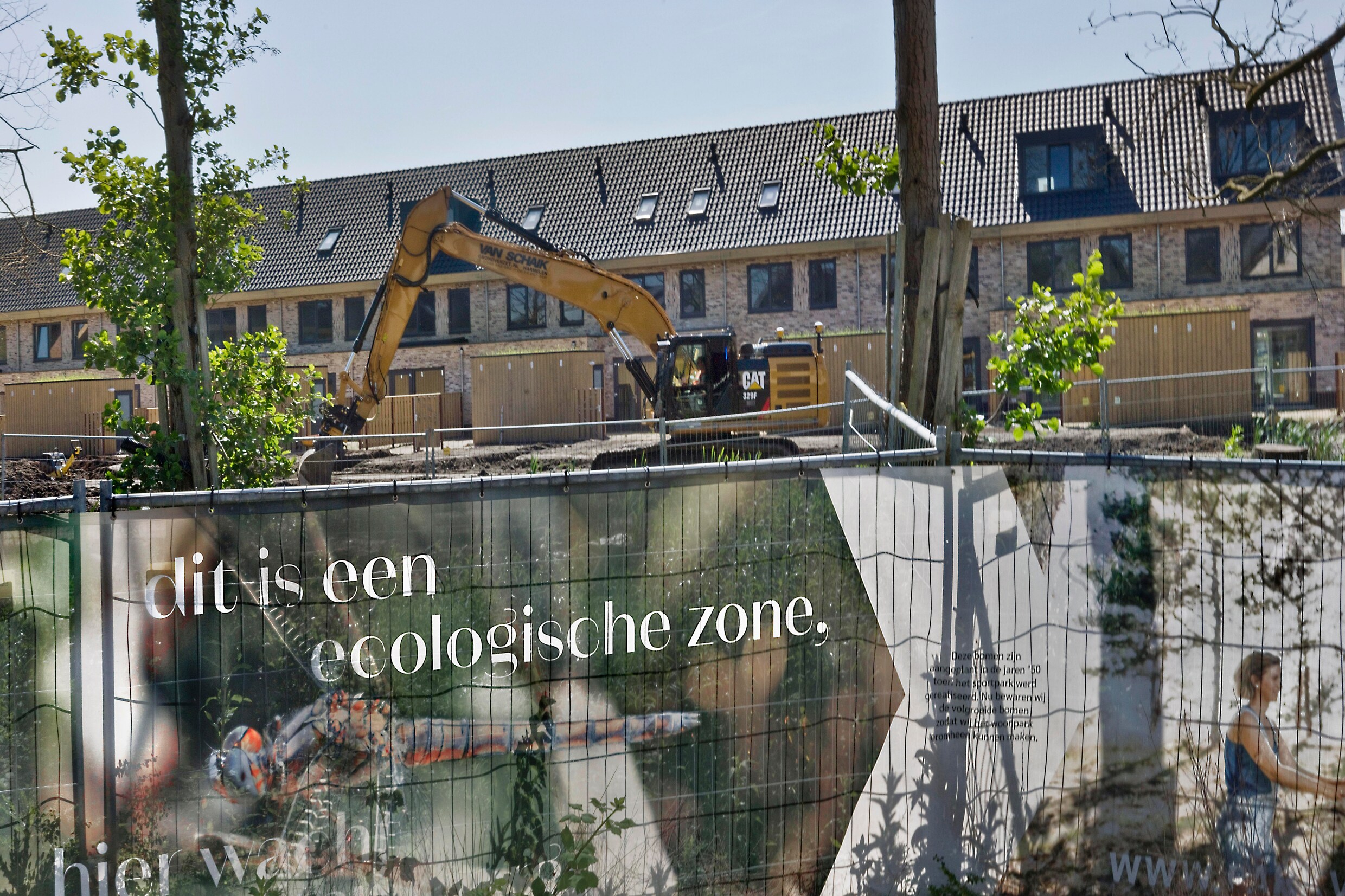 Als huiseigenaren niet vergroenen, doet de aannemer het maar | Trouw