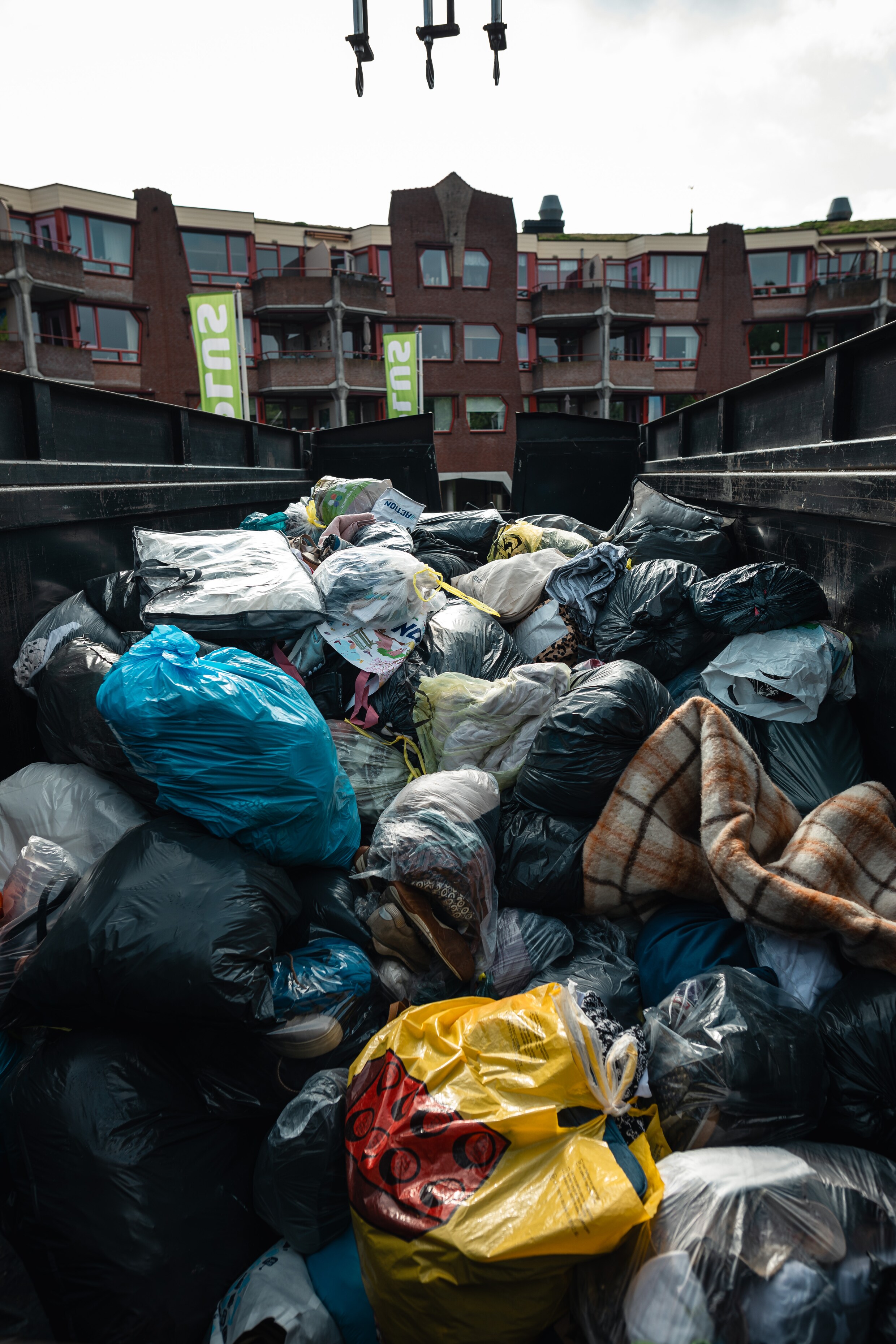 Strijd om kilo s kleding Inzamelaars van tweedehands textiel concurreren elkaar kapot Trouw