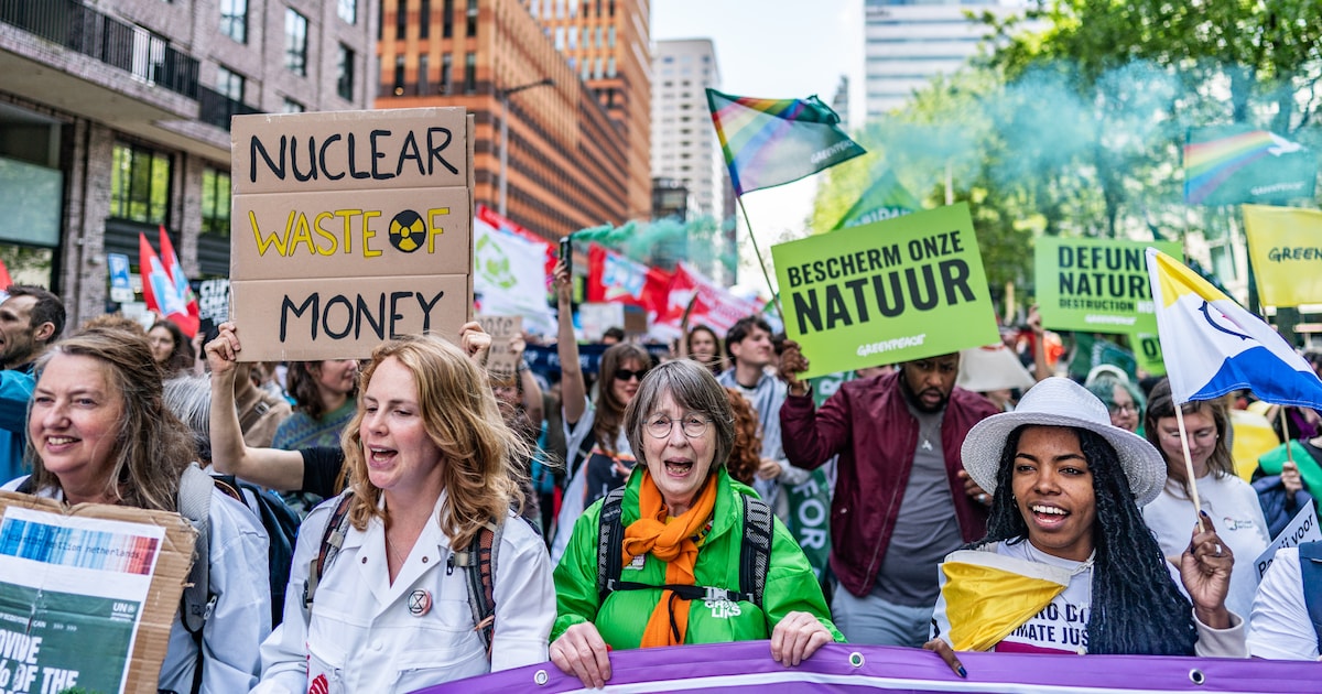 De duurzaamheidsbaas van ABN Amro ziet de klimaatdemonstranten op de ...