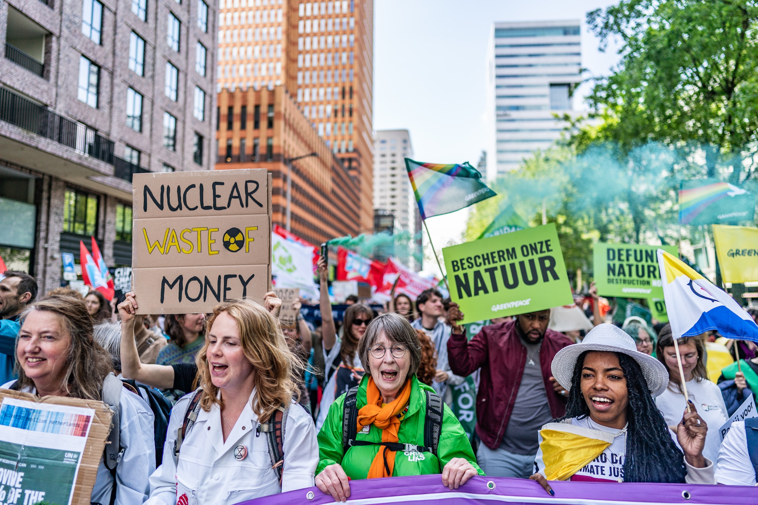 De duurzaamheidsbaas van ABN Amro ziet de klimaatdemonstranten op de ...