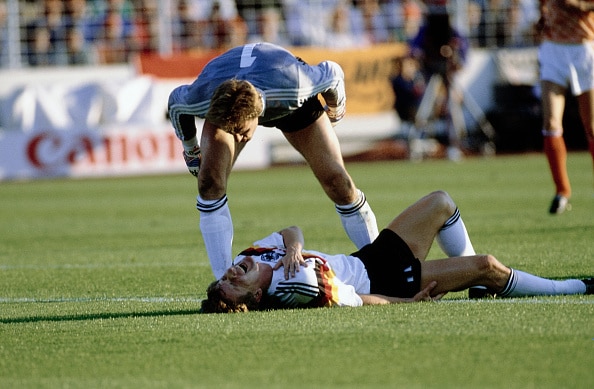 hans-van-breukelen-oranje-buigt-zich-over-de-gewonde-duitse