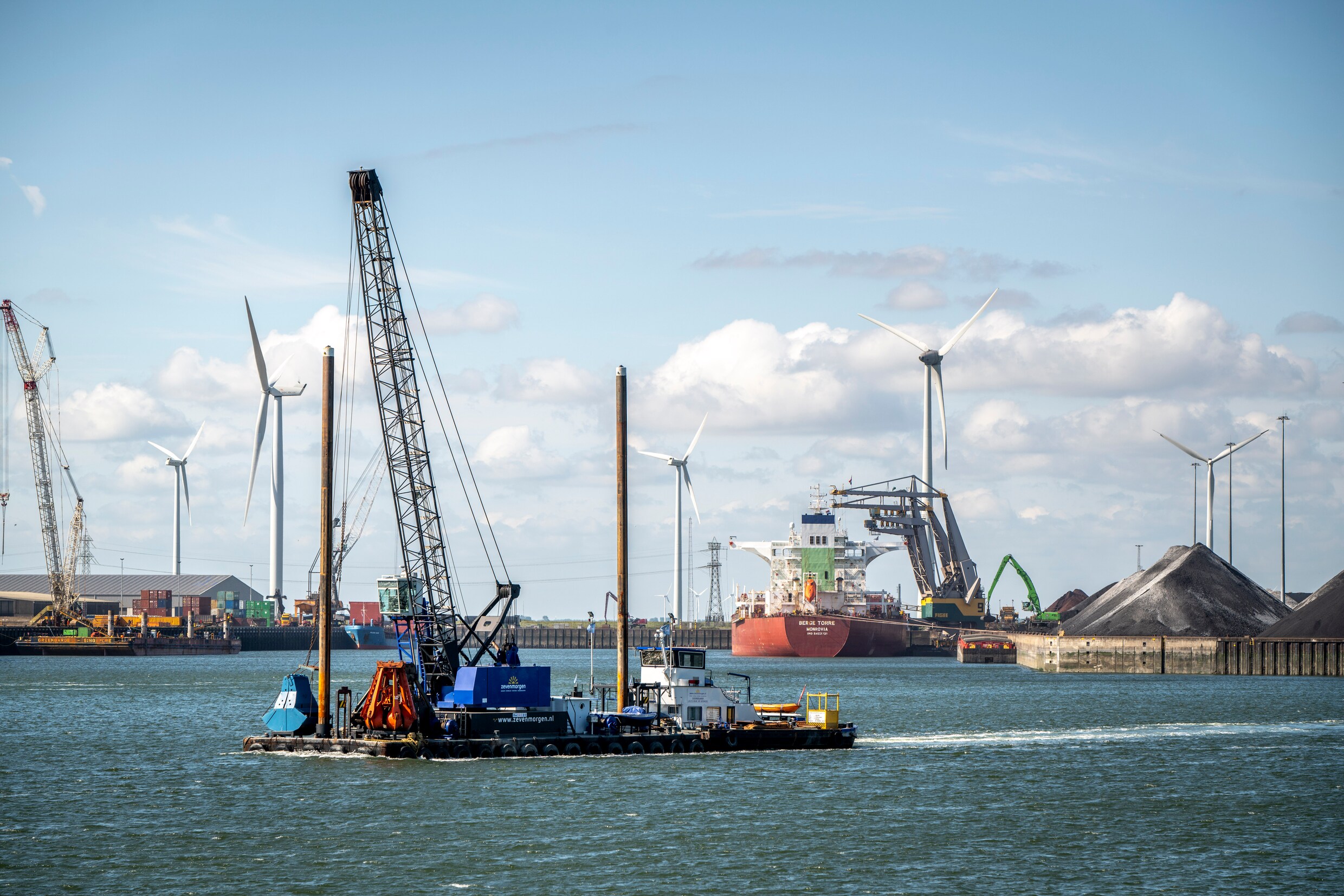 Politie smokkelde zelf drugs om directie Zeeuws havenbedrijf te ...
