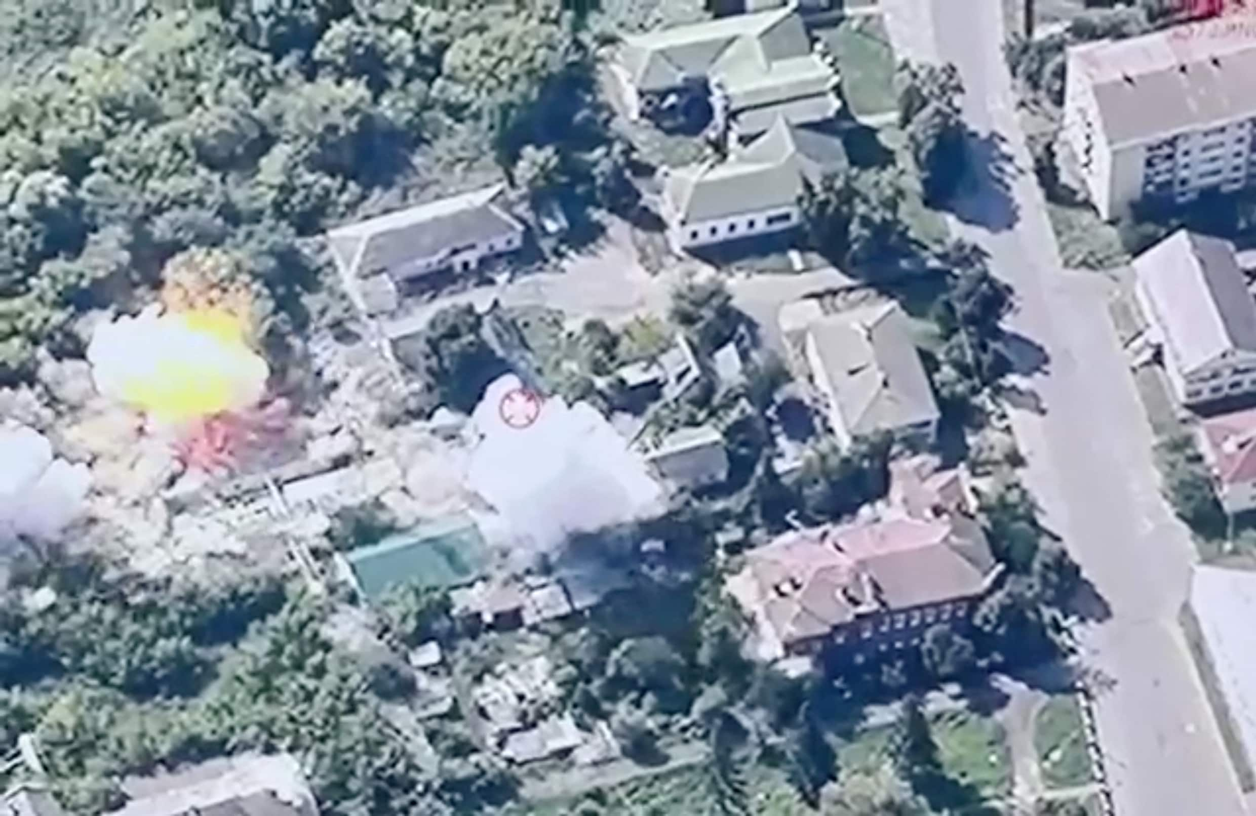 Explosies bij een Oekraïnse aanval op de plaats Glushkovo in de Russische Koersk Regio op 21 augustus 2024. (Beeld komt uit een video gemaakt door de Oekraïnse luchtmacht.)