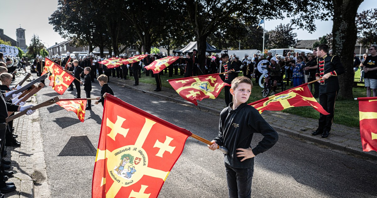 Begeleid door een levend bos schrijdt de Schutterskoningin door de straten van Gendt